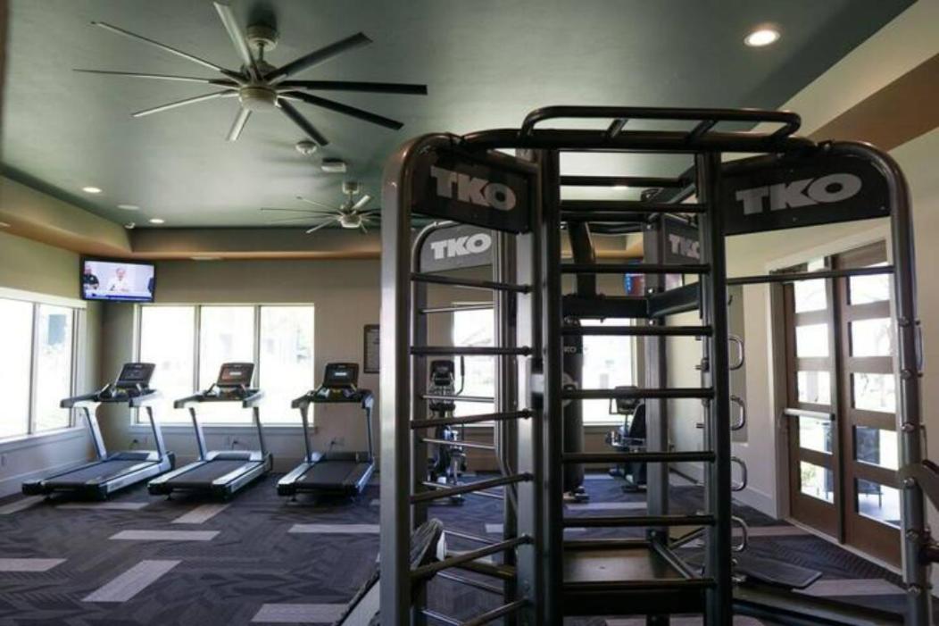 Lux - Free Wifi - Pool - Gym *