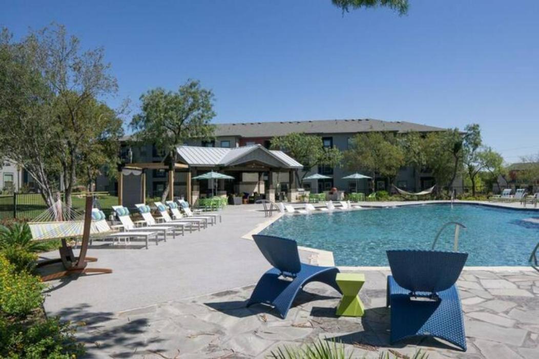 Lux - Free Wifi - Pool - Gym *