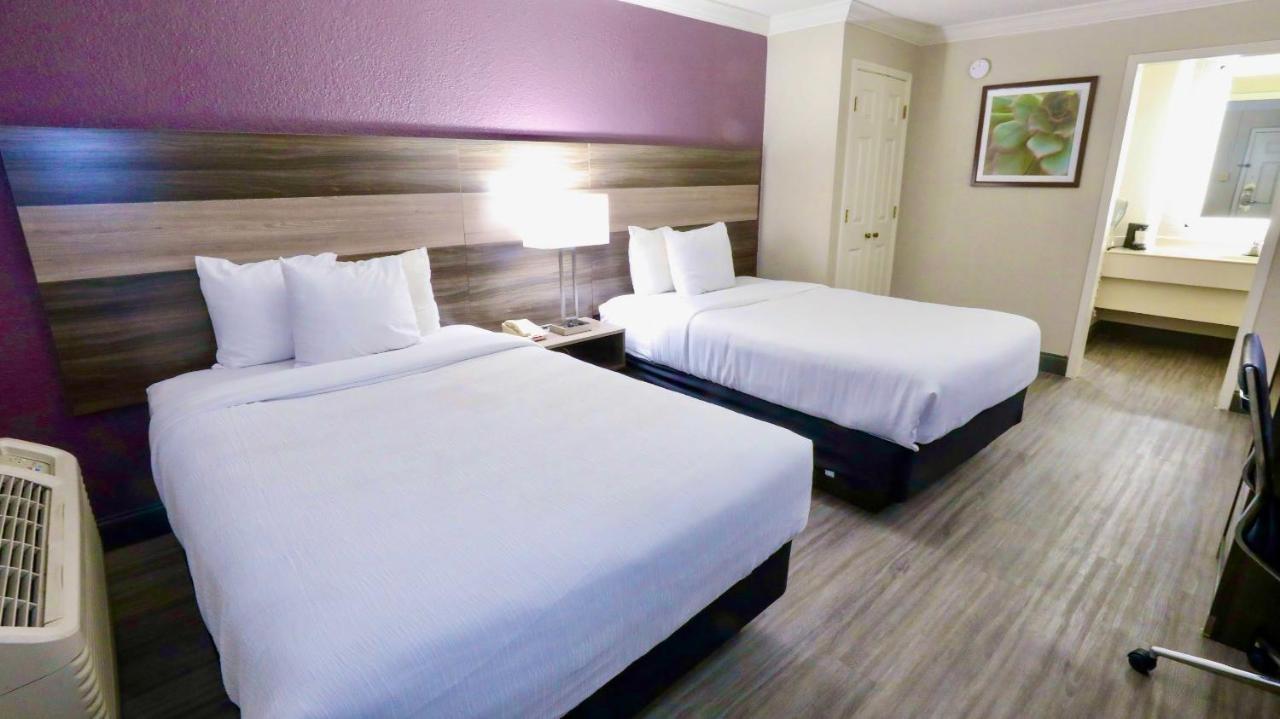 La Quinta By Wyndham Lackland Hotel