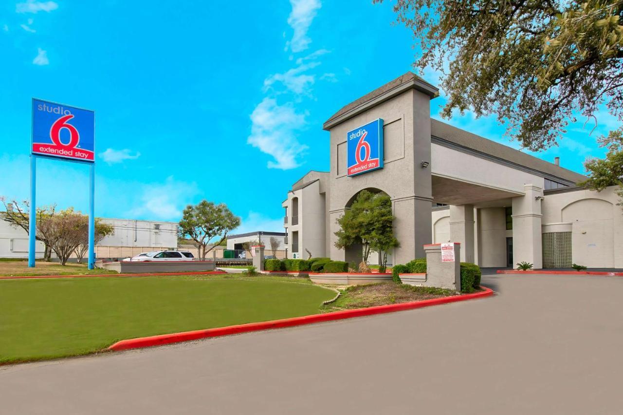 Hotel 6-san Antonio, Tx - Airport 2*