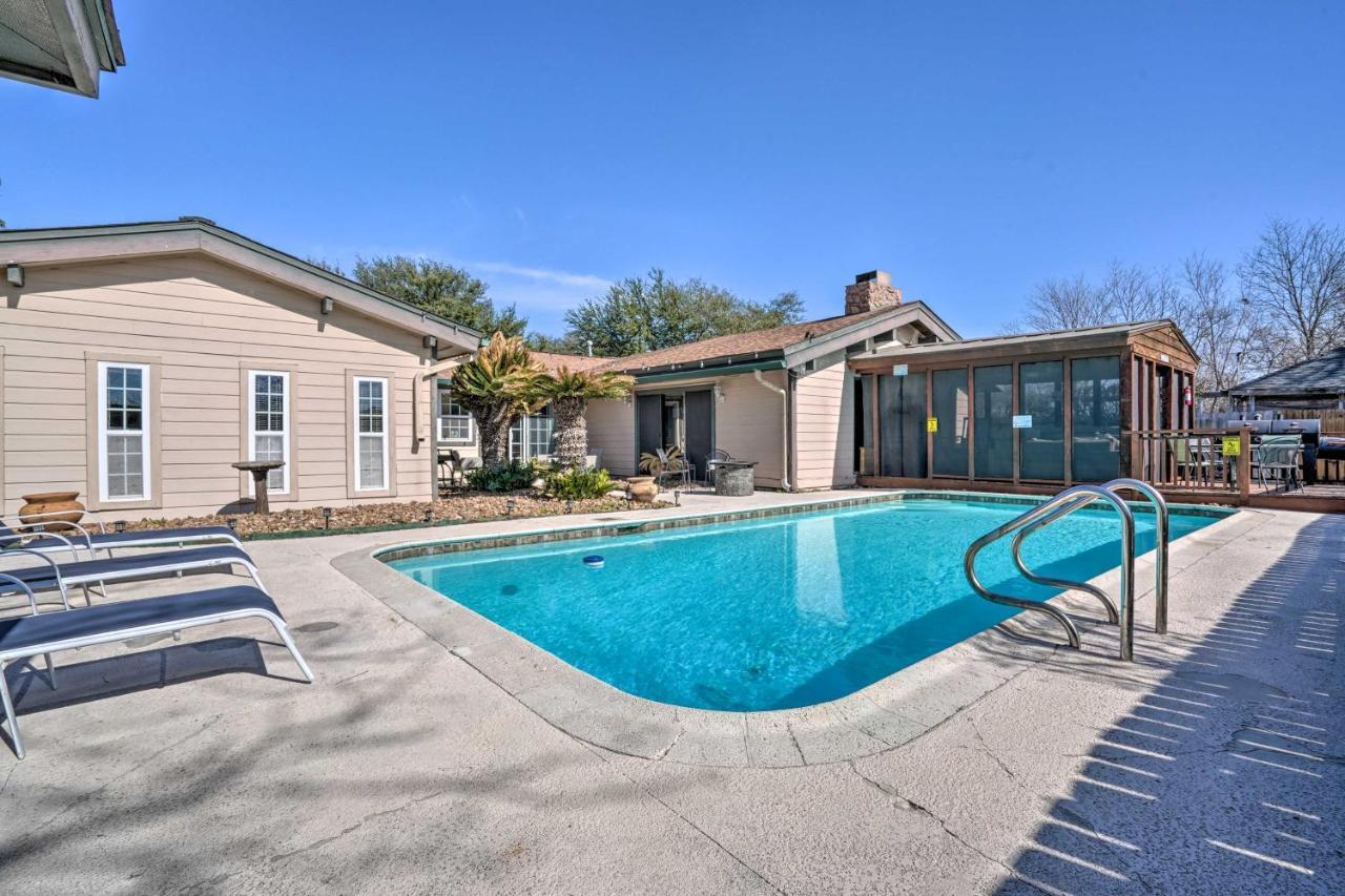 Holiday home With Pool, Near Lackland Afb!