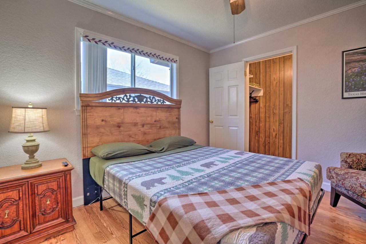 With Pool, Near Lackland Afb! Holiday home San Antonio