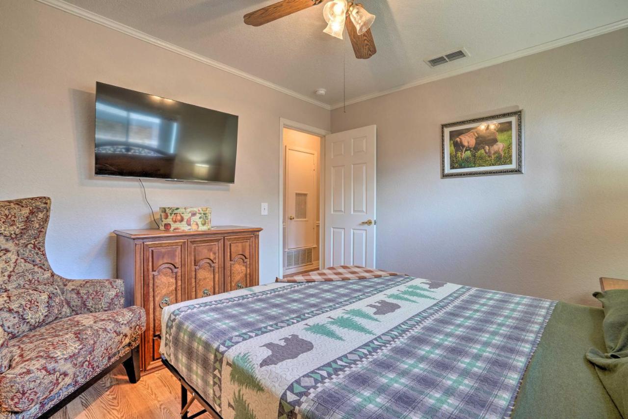 With Pool, Near Lackland Afb! Holiday home *