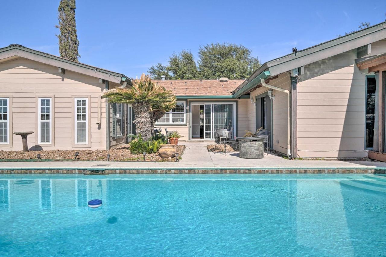 With Pool, Near Lackland Afb! Holiday home San Antonio