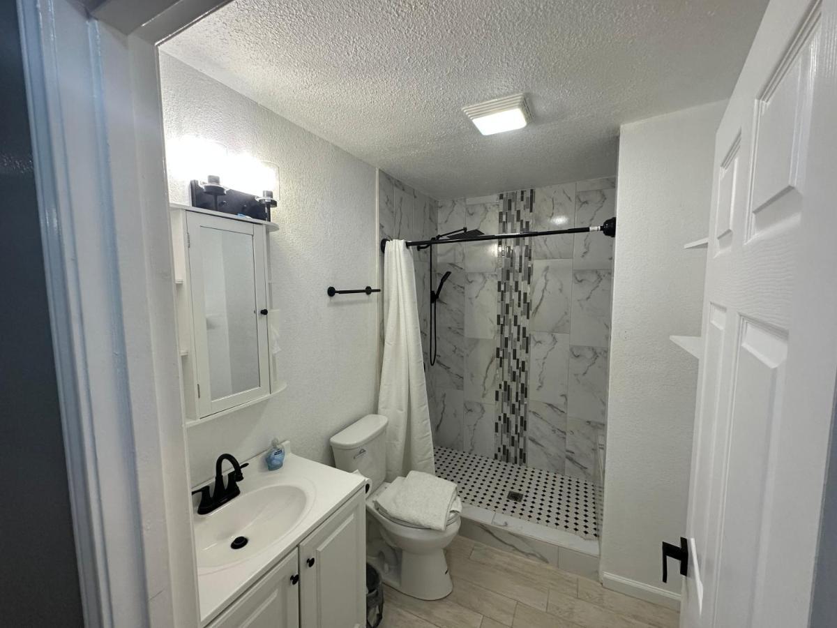 Hess St Apartment