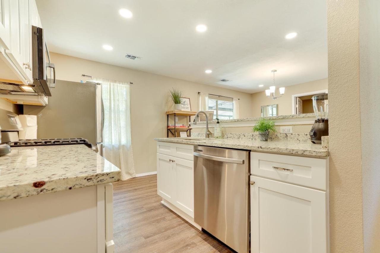 Holiday home Modern With Patio, Grill, Fire Pit! San Antonio