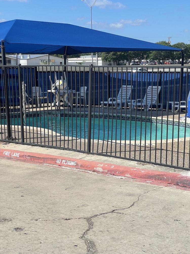 Hotel Super 8 By Wyndham Downtown Ne 2*
