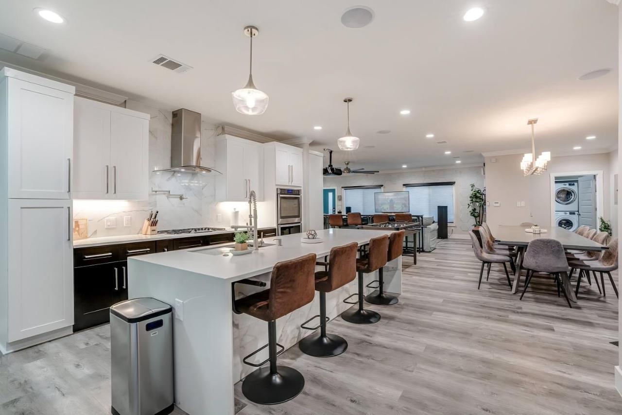 Luxury 6br/5ba + Hot Tub Near Dt Villa