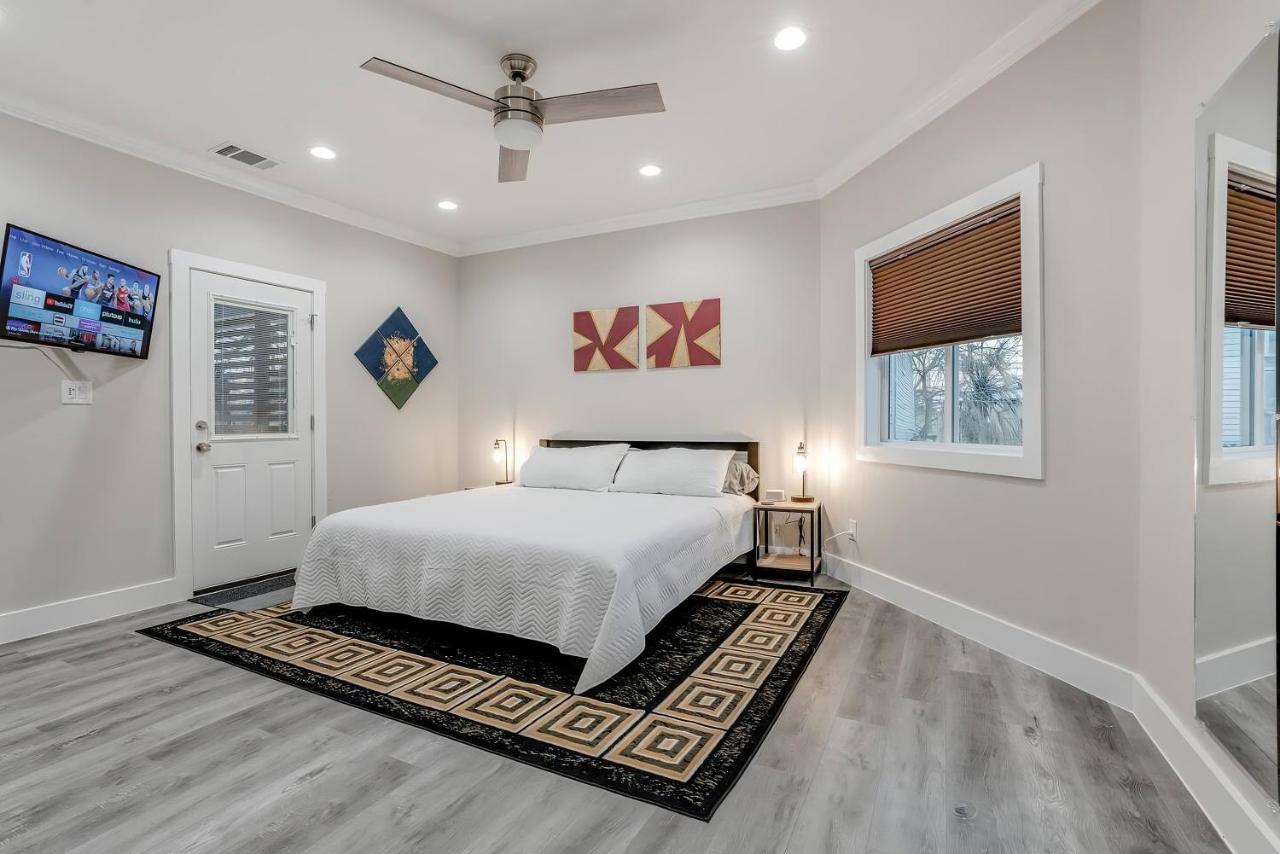 Luxury 6br/5ba + Hot Tub Near Dt Villa San Antonio