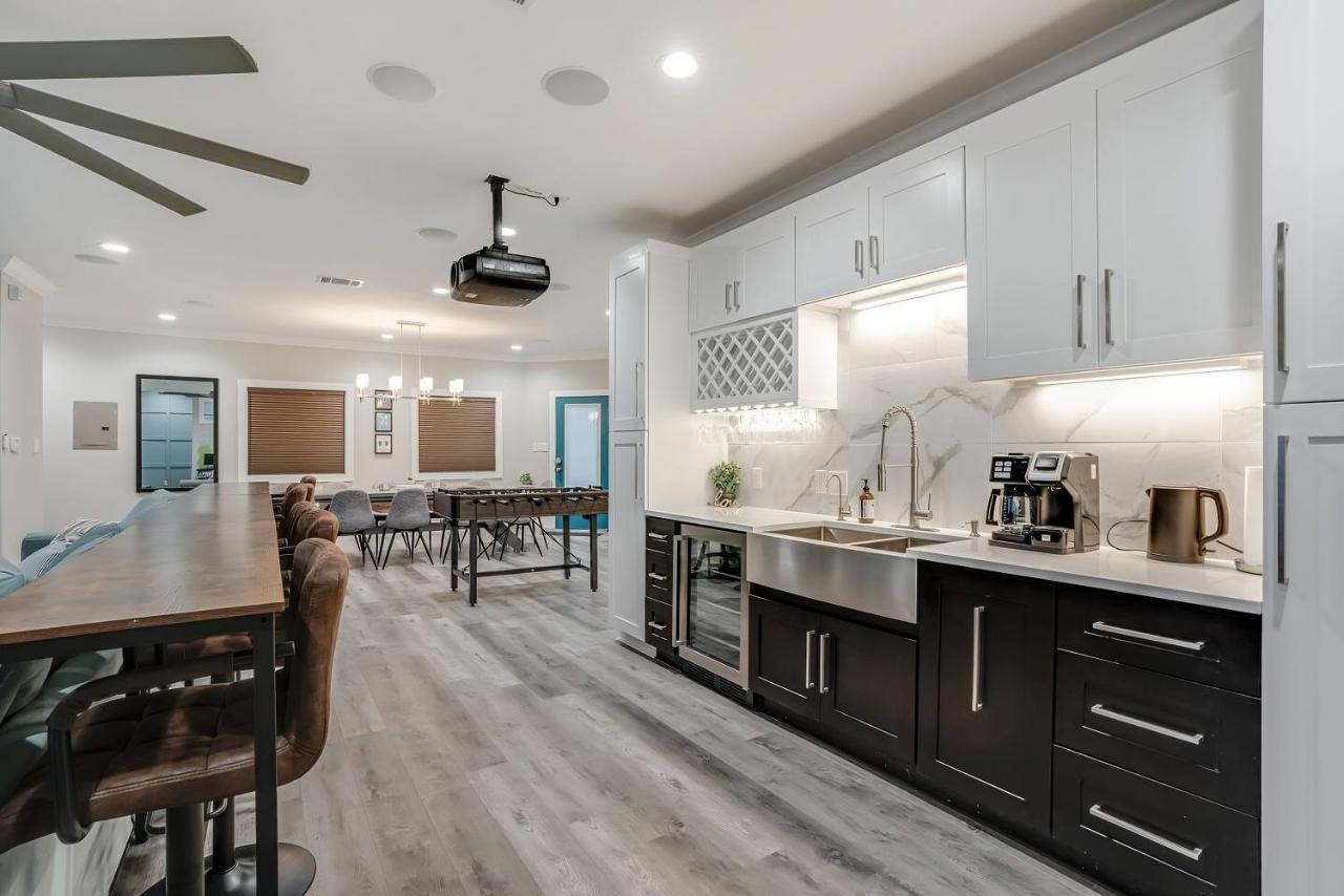 Luxury 6br/5ba + Hot Tub Near Dt Villa San Antonio