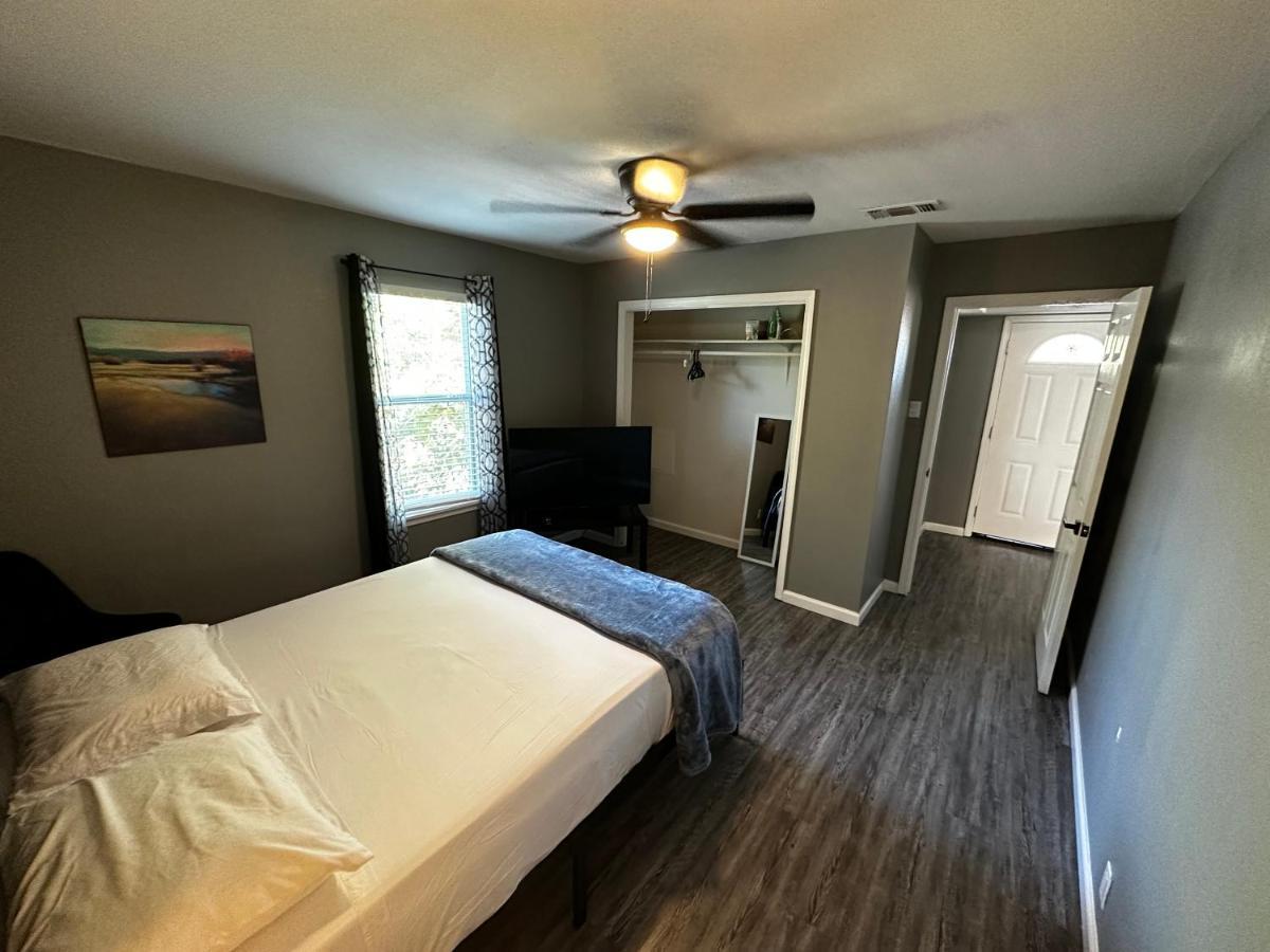 Hess St Apartment *