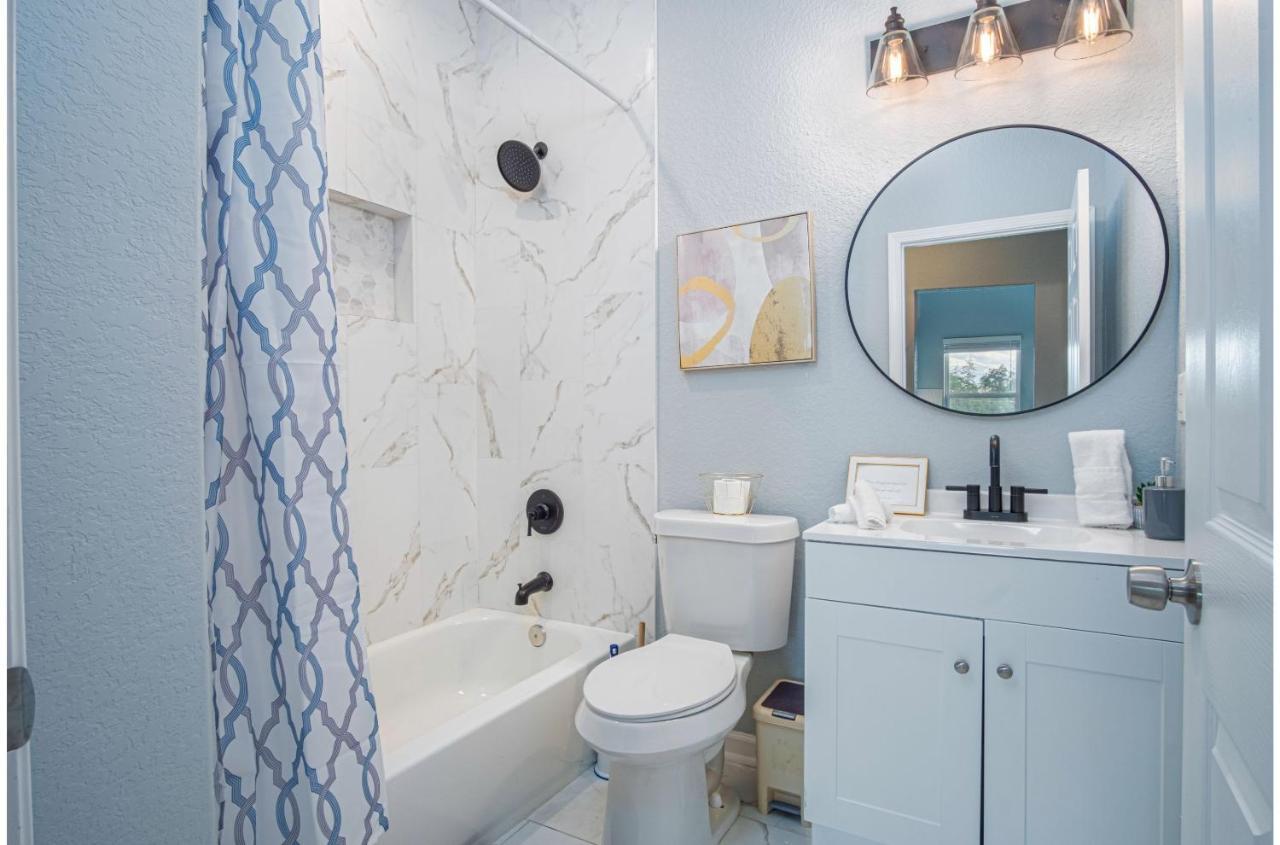 Downtown Dream Spacious 4br2ba Sleeps 12