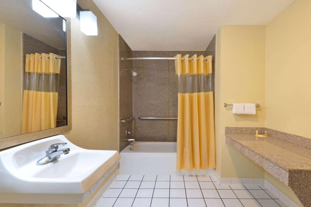 Days Inn by Wyndham San Antonio Northwest/Seaworld 2*