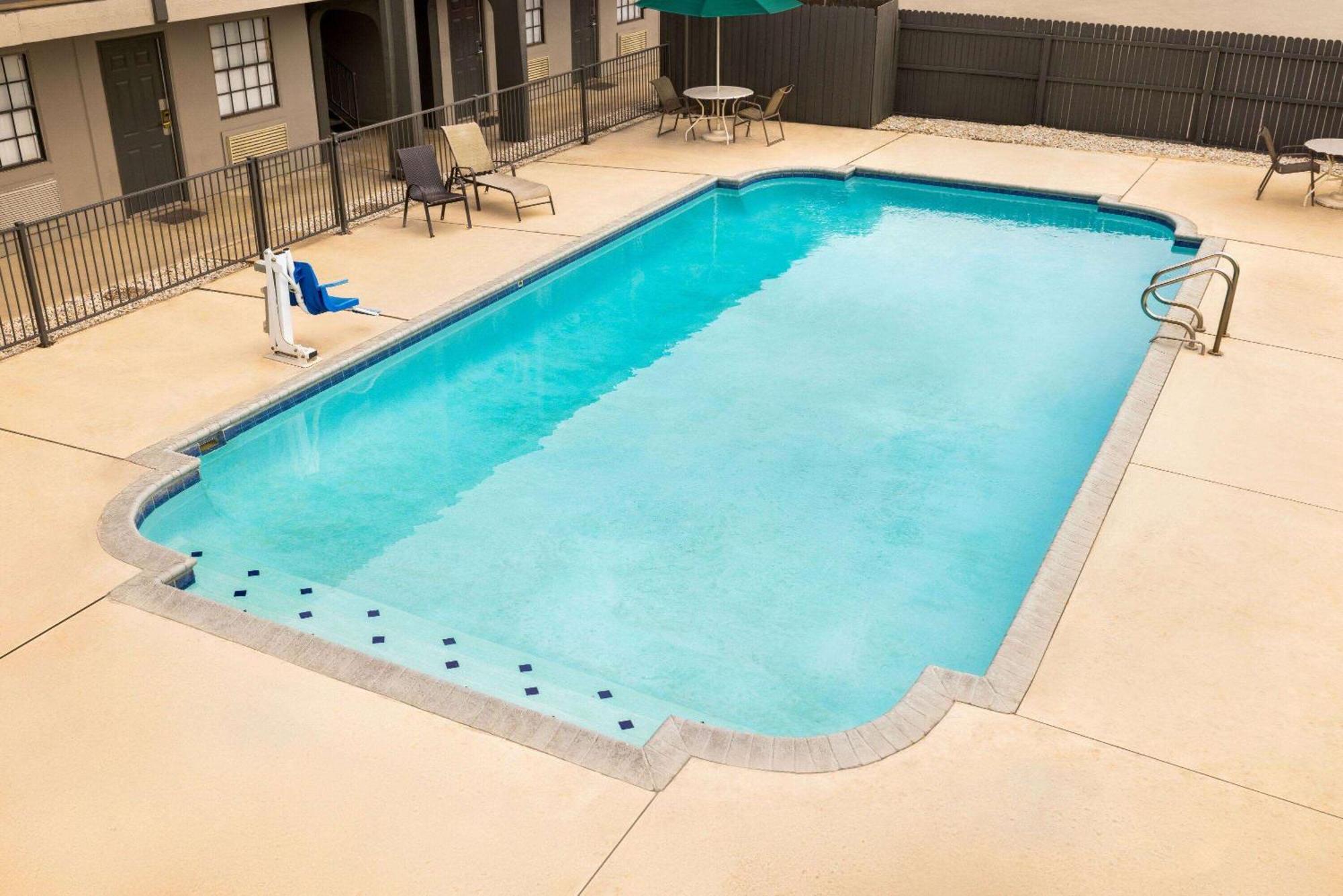La Quinta By Wyndham Lackland Hotel