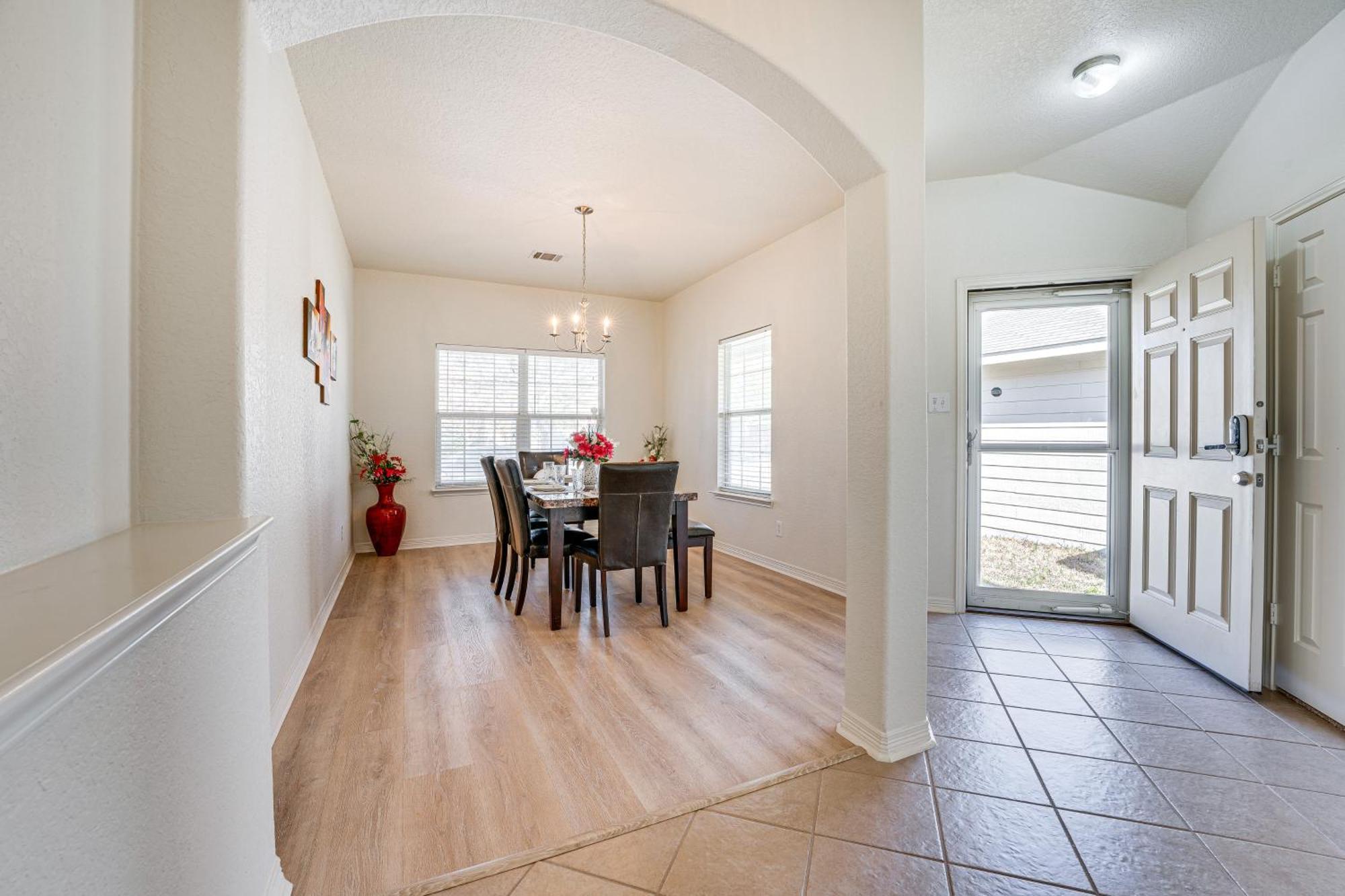 With Game Room, 9 Mi To Seaworld! Holiday home