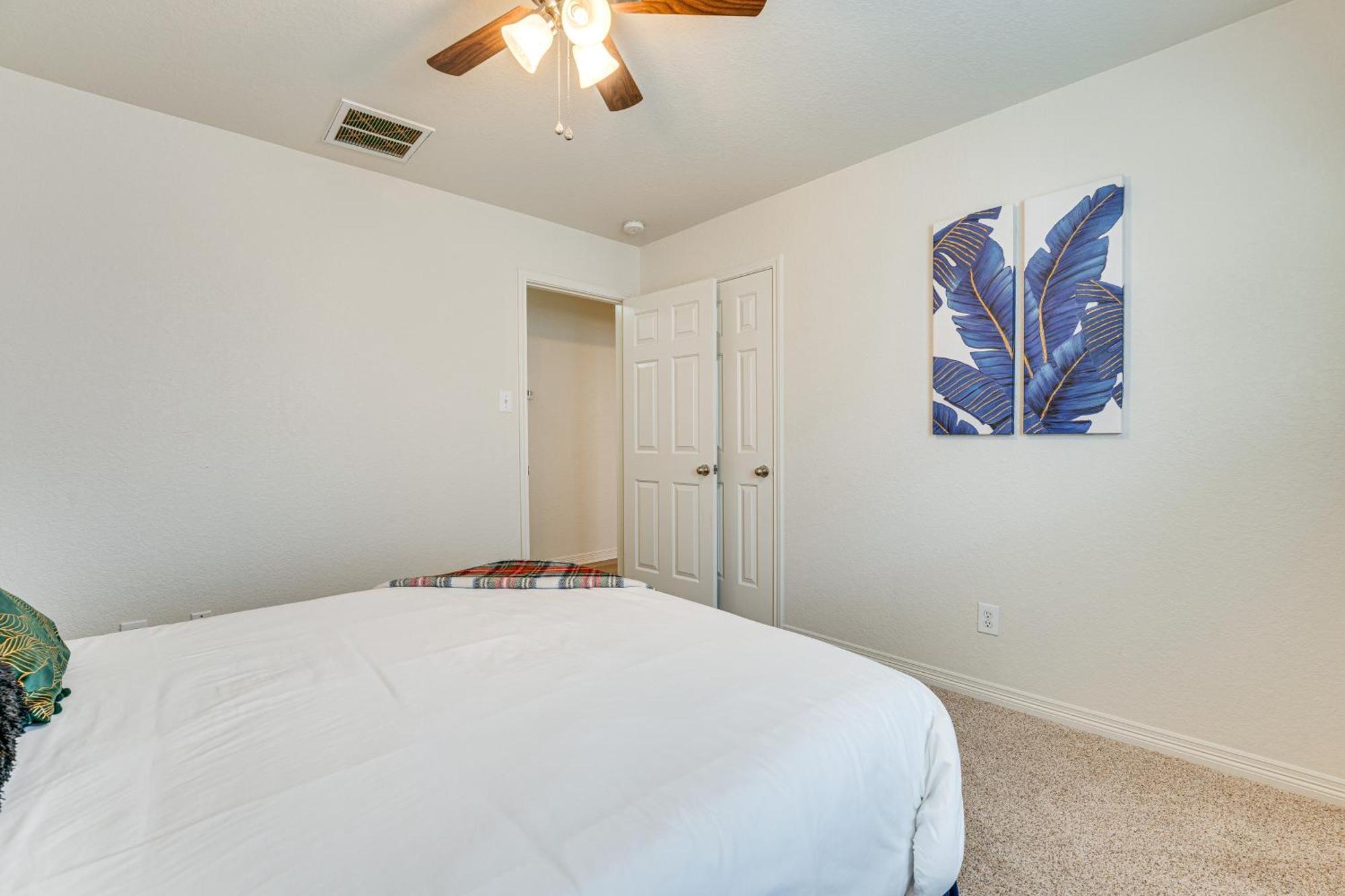 With Game Room, 9 Mi To Seaworld! Holiday home