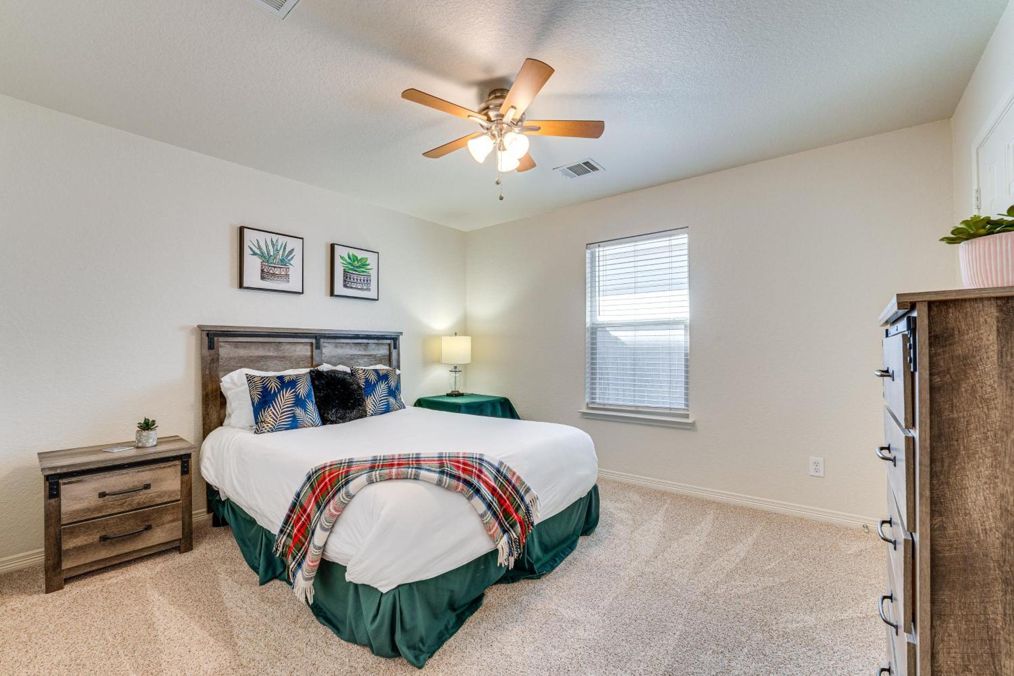 With Game Room, 9 Mi To Seaworld! Holiday home *