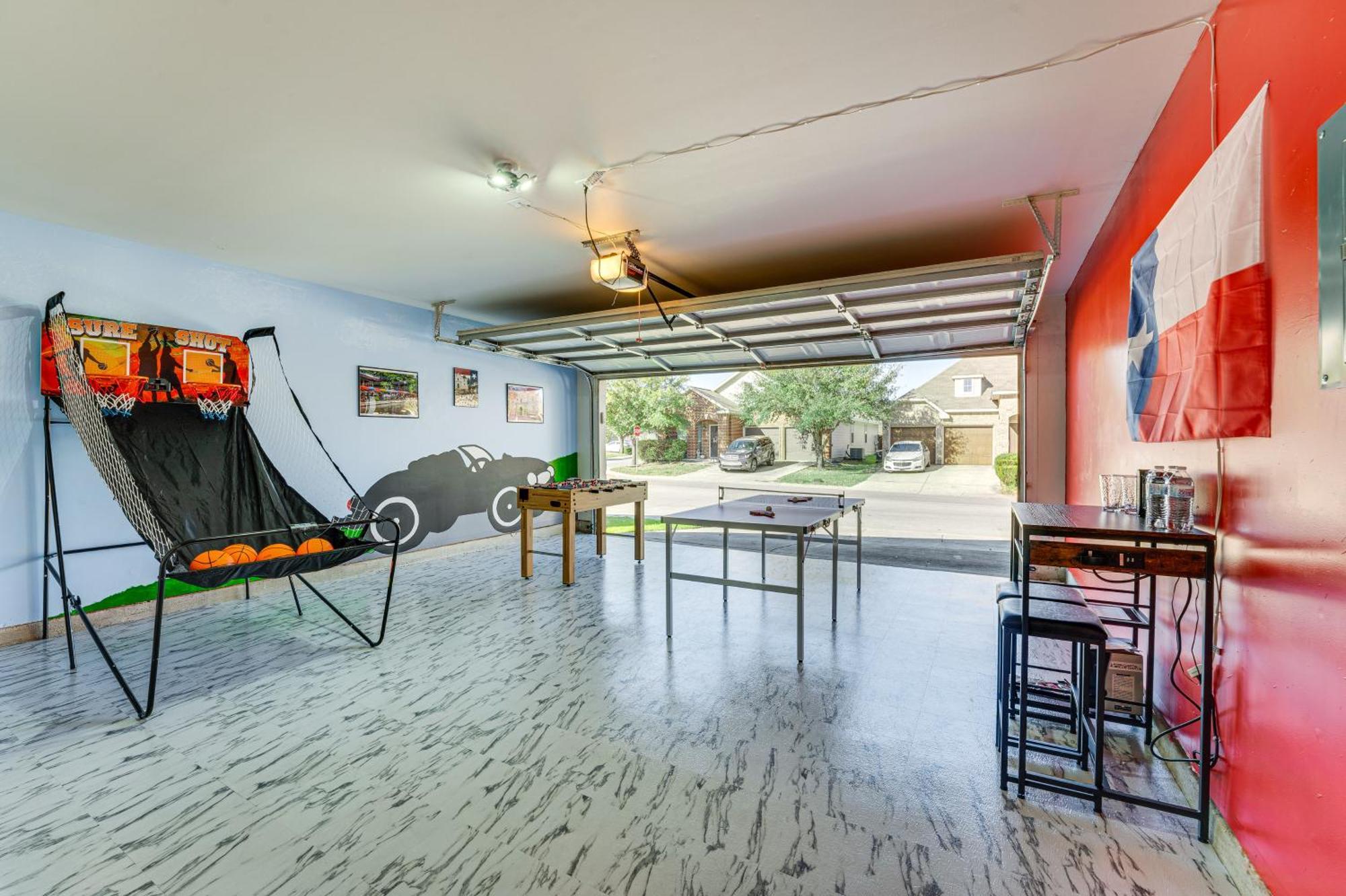 With Game Room, 9 Mi To Seaworld! San Antonio