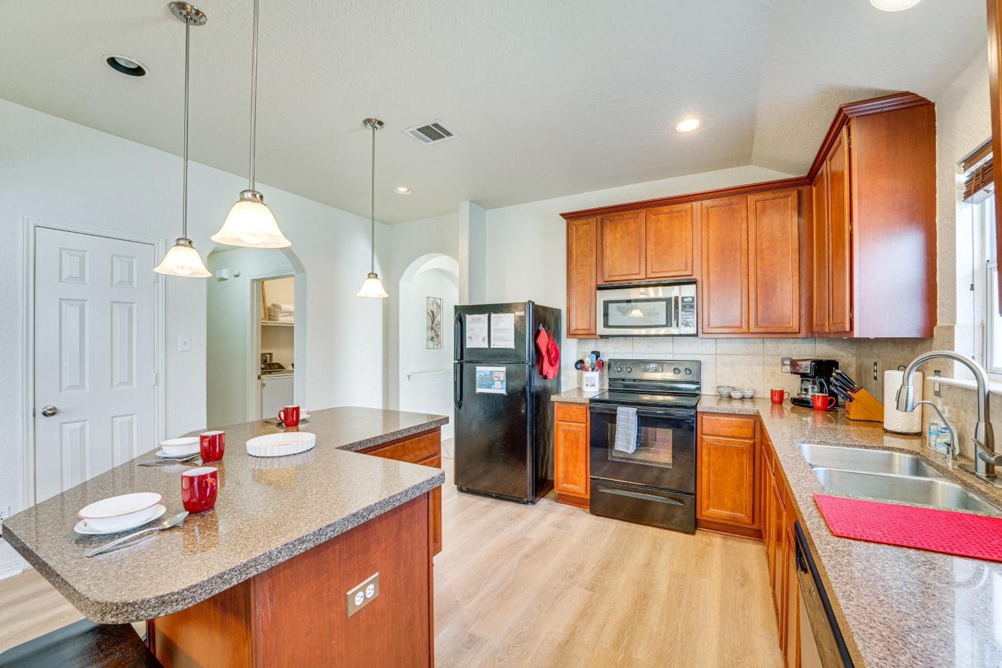 With Game Room, 9 Mi To Seaworld! Holiday home *