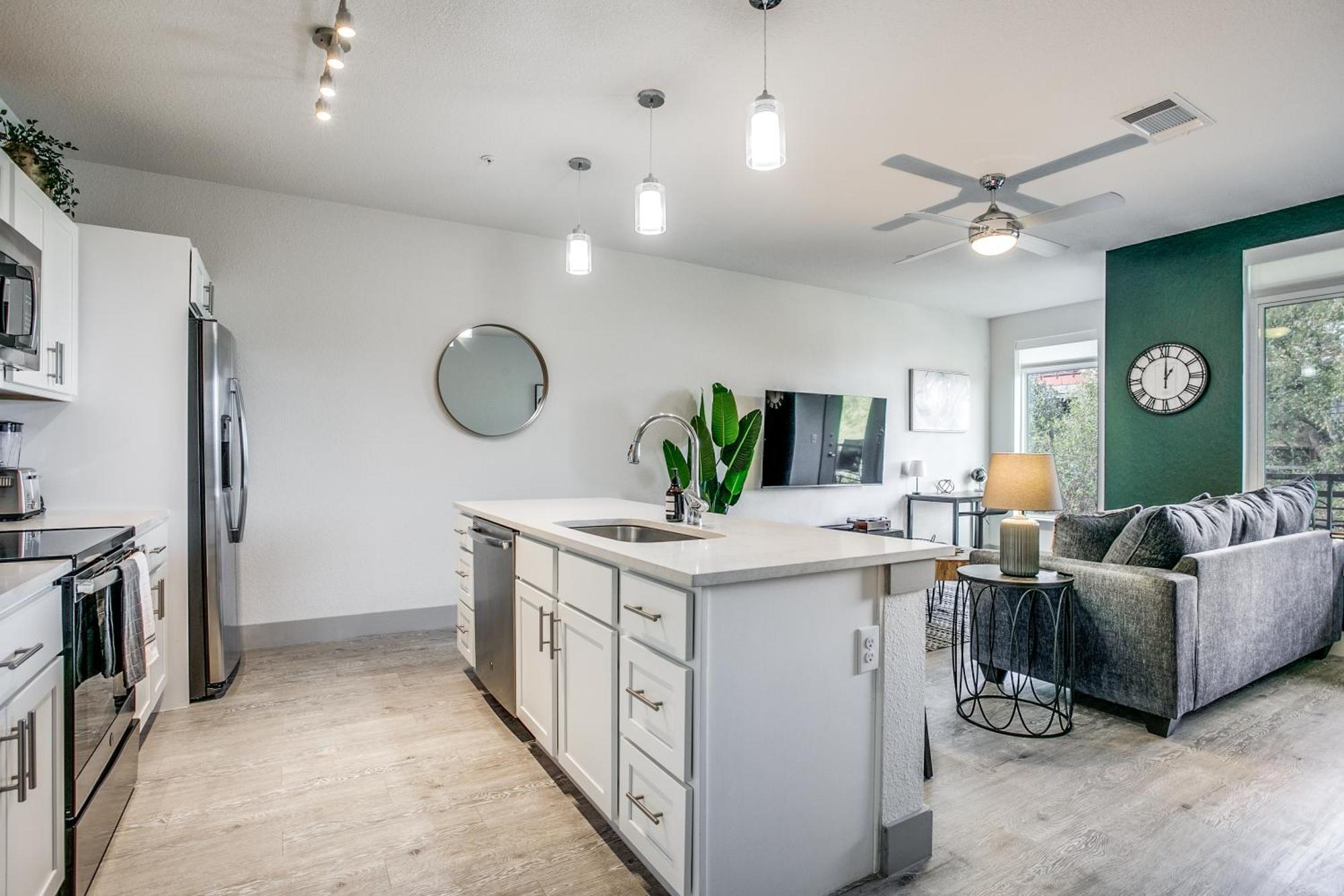 Modern Luxury On Riverwalk #1335 Apartment