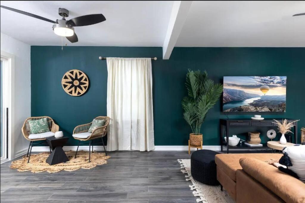 Villa Modern Oasis In W/h Amenities And Pool *