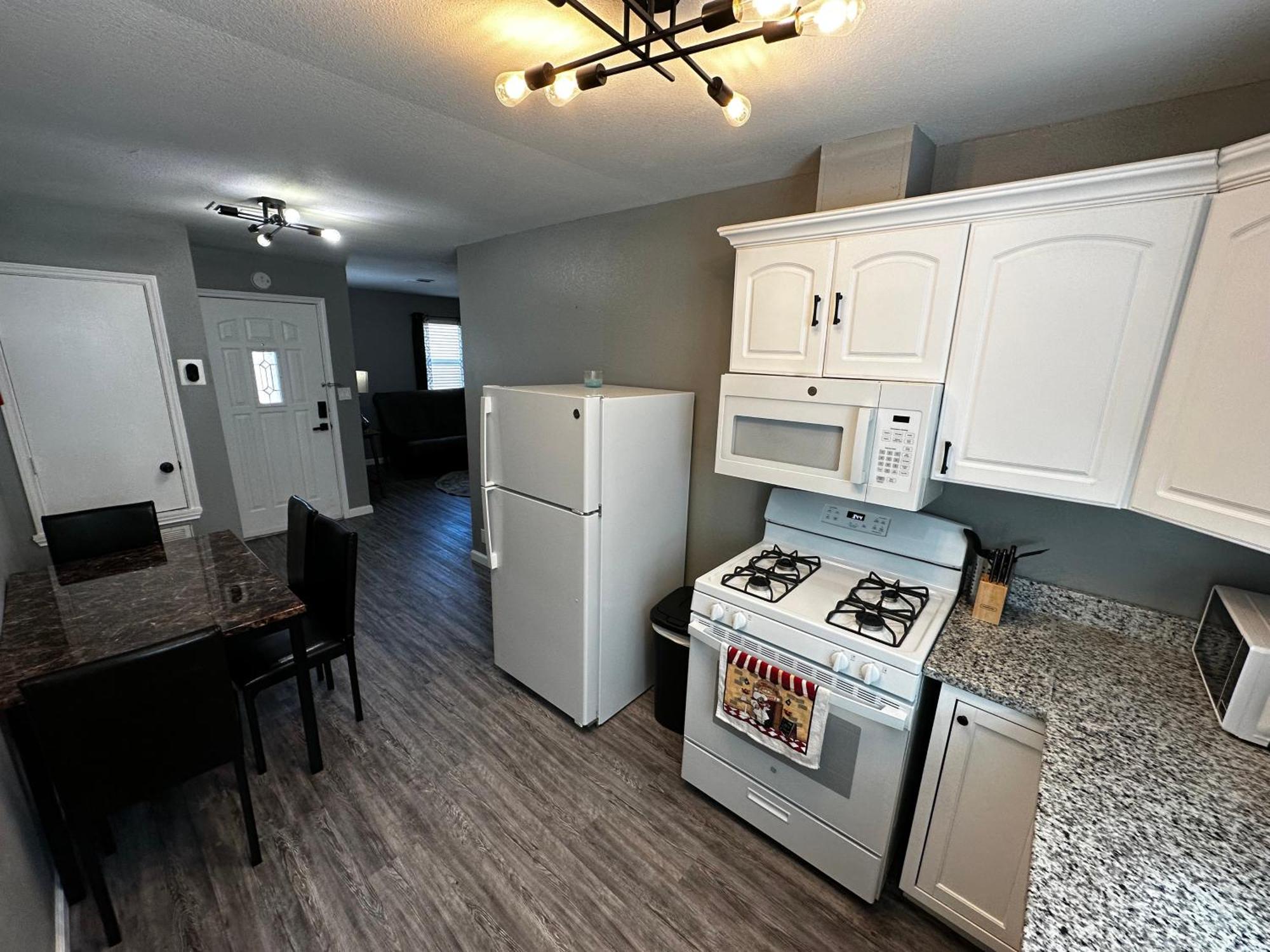 Hess St Apartment *