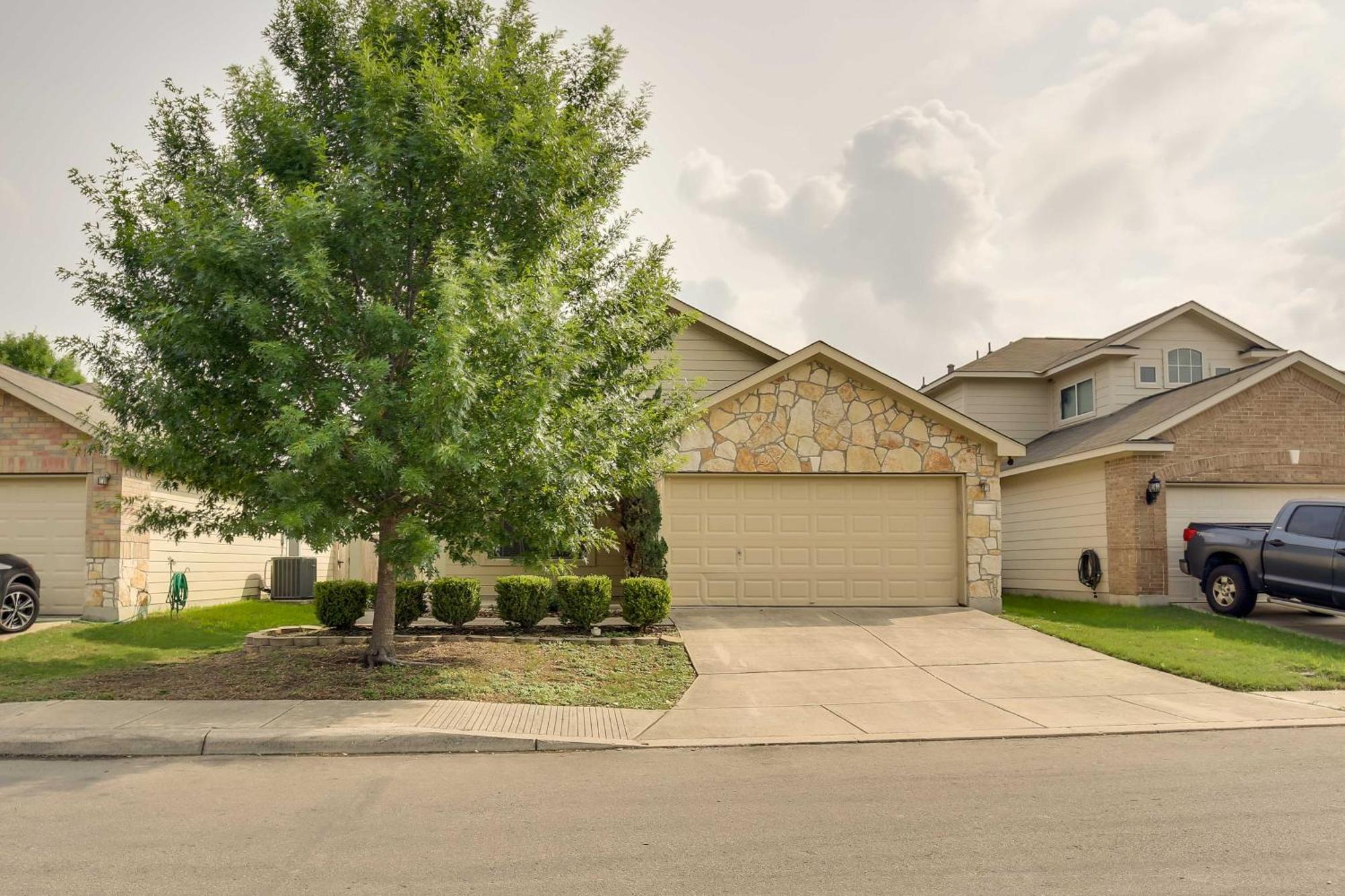 With Game Room, 9 Mi To Seaworld! Holiday home *