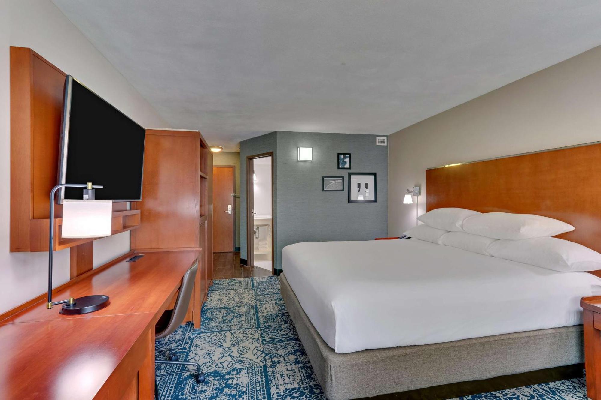 Drury & Airport Hotel 3*