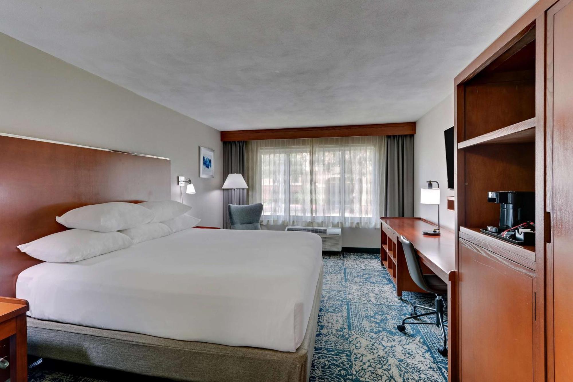 Hotel Drury & Airport