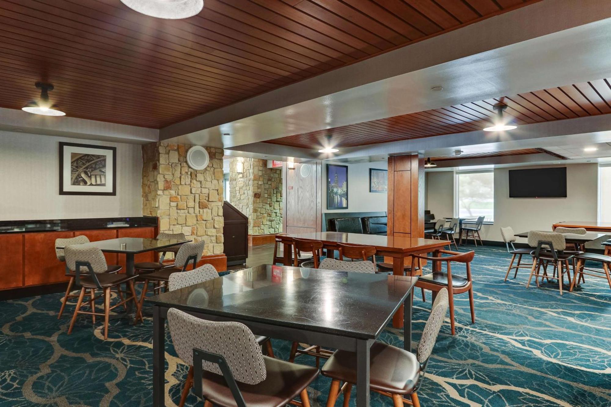 Drury & Airport Hotel 3*
