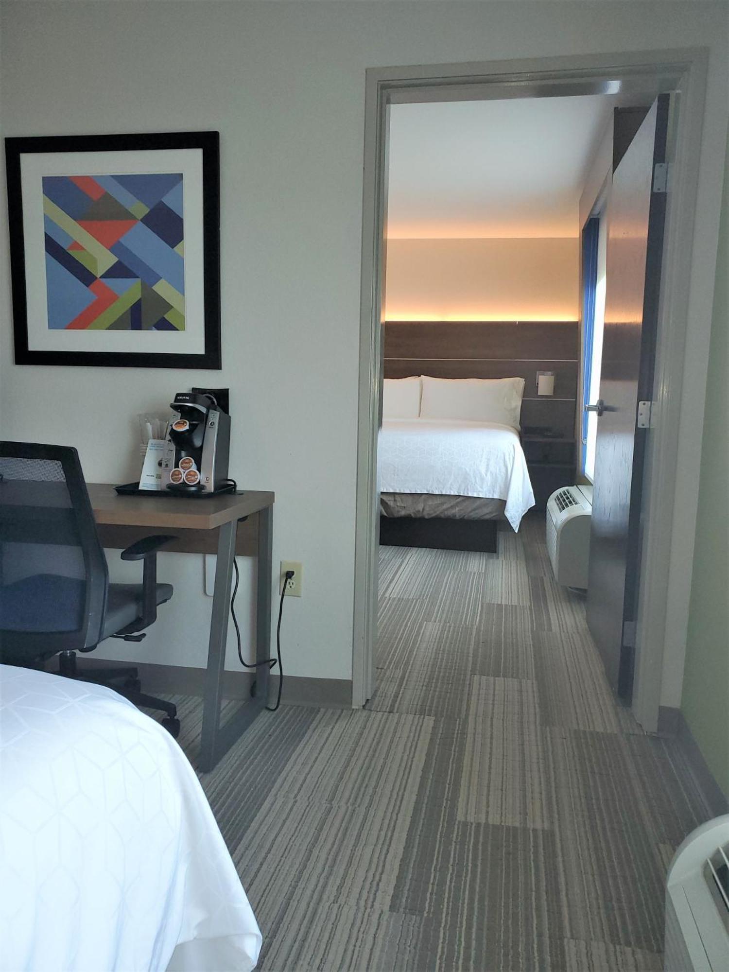 Express & West Sea World Area By Ihg Hotel 3*