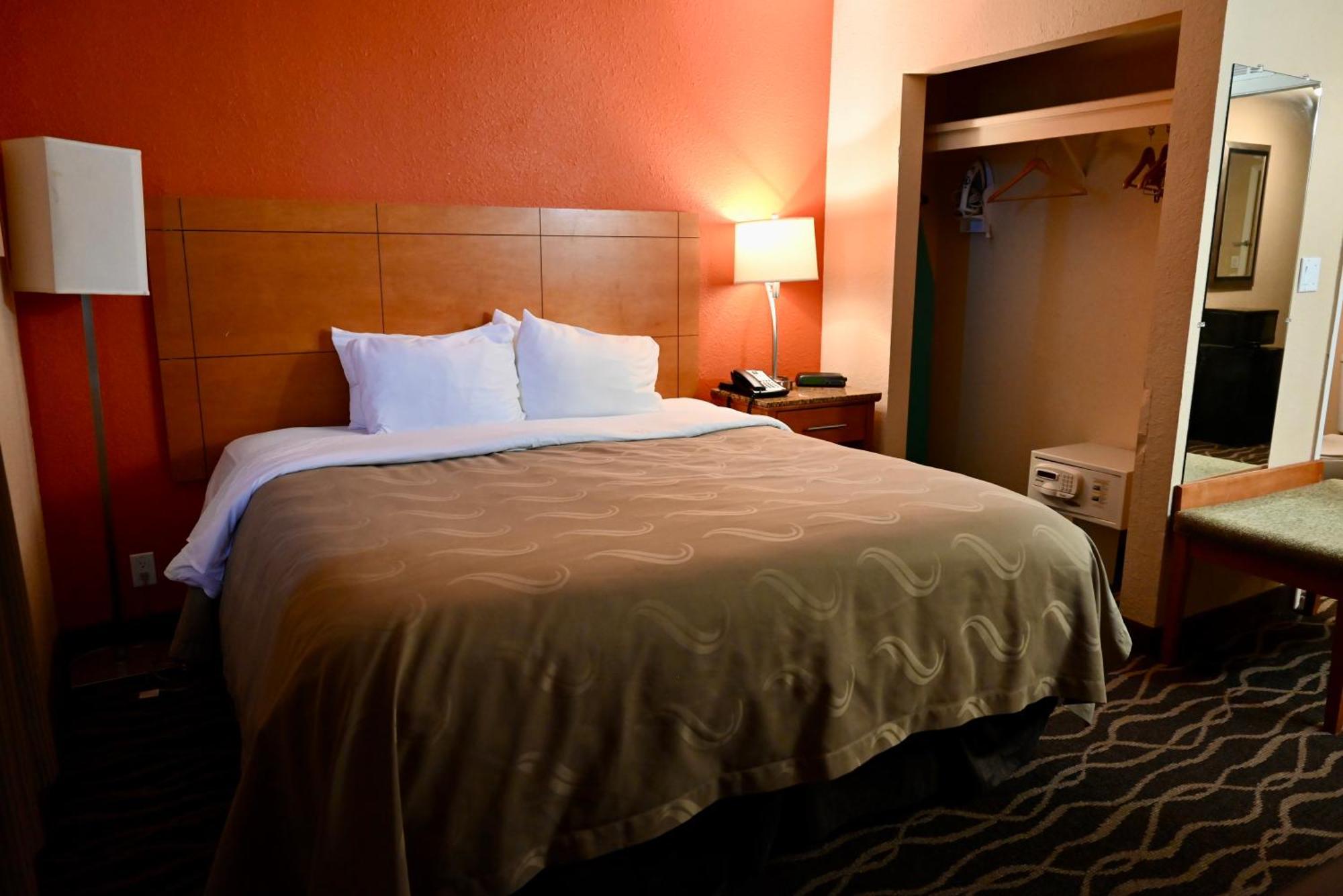 Quality & I-35 Near Frost Bank Center Hotel 2*