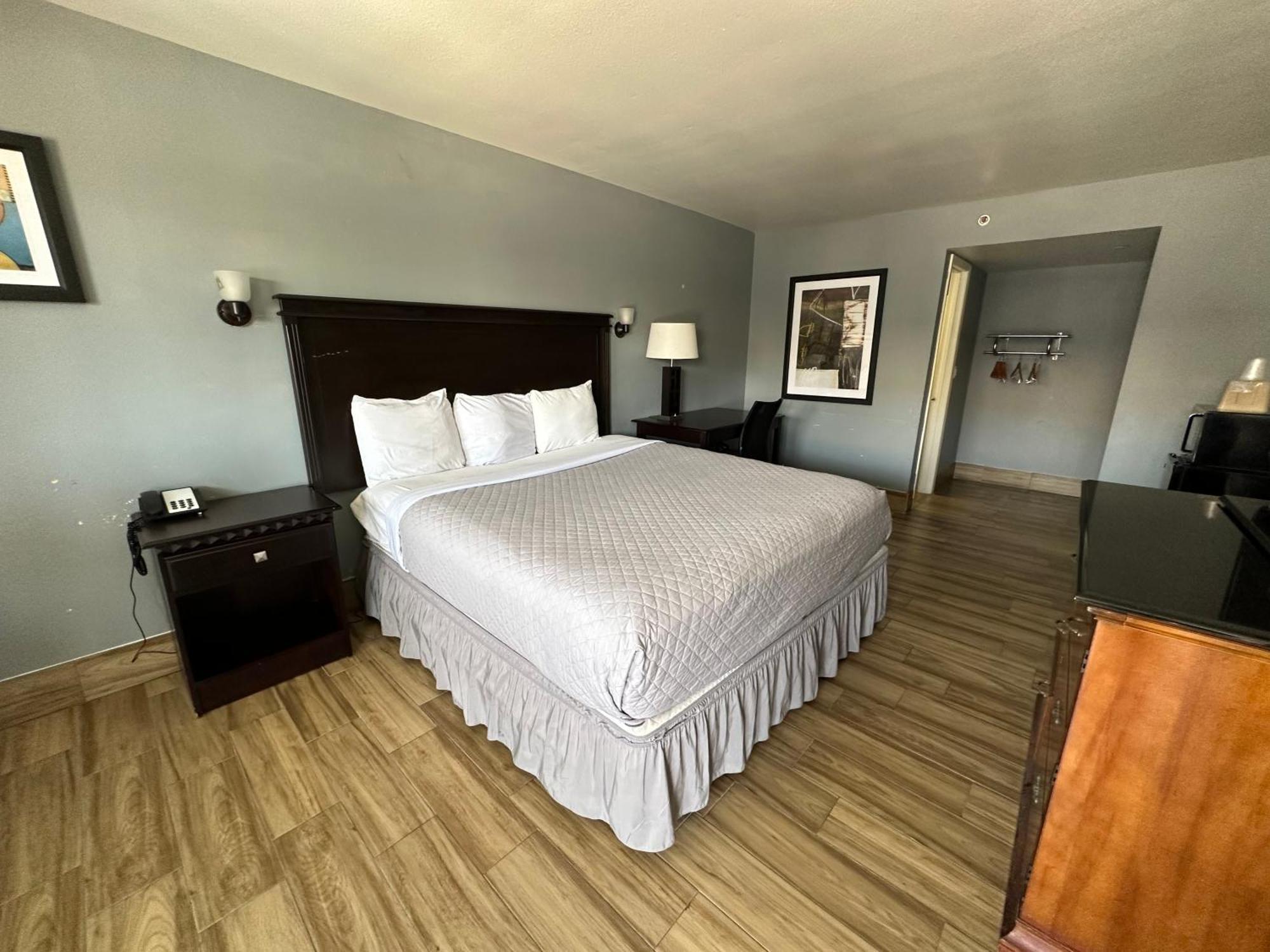 Hillview At Six Flags Fiesta Motel San Antonio