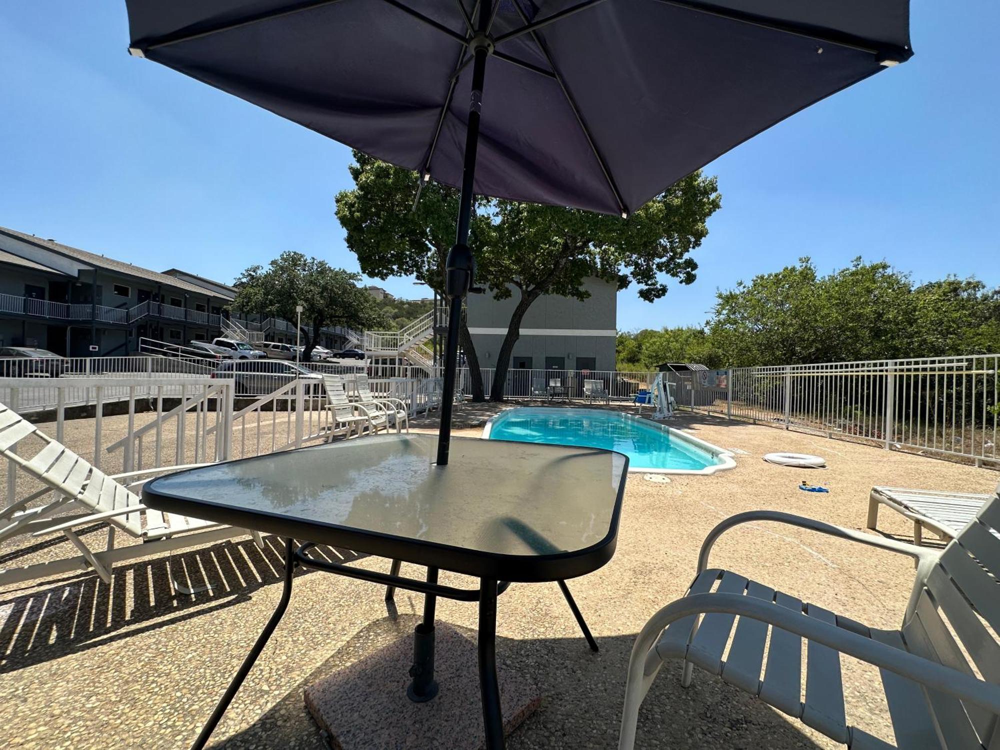 Hillview At Six Flags Fiesta Motel *