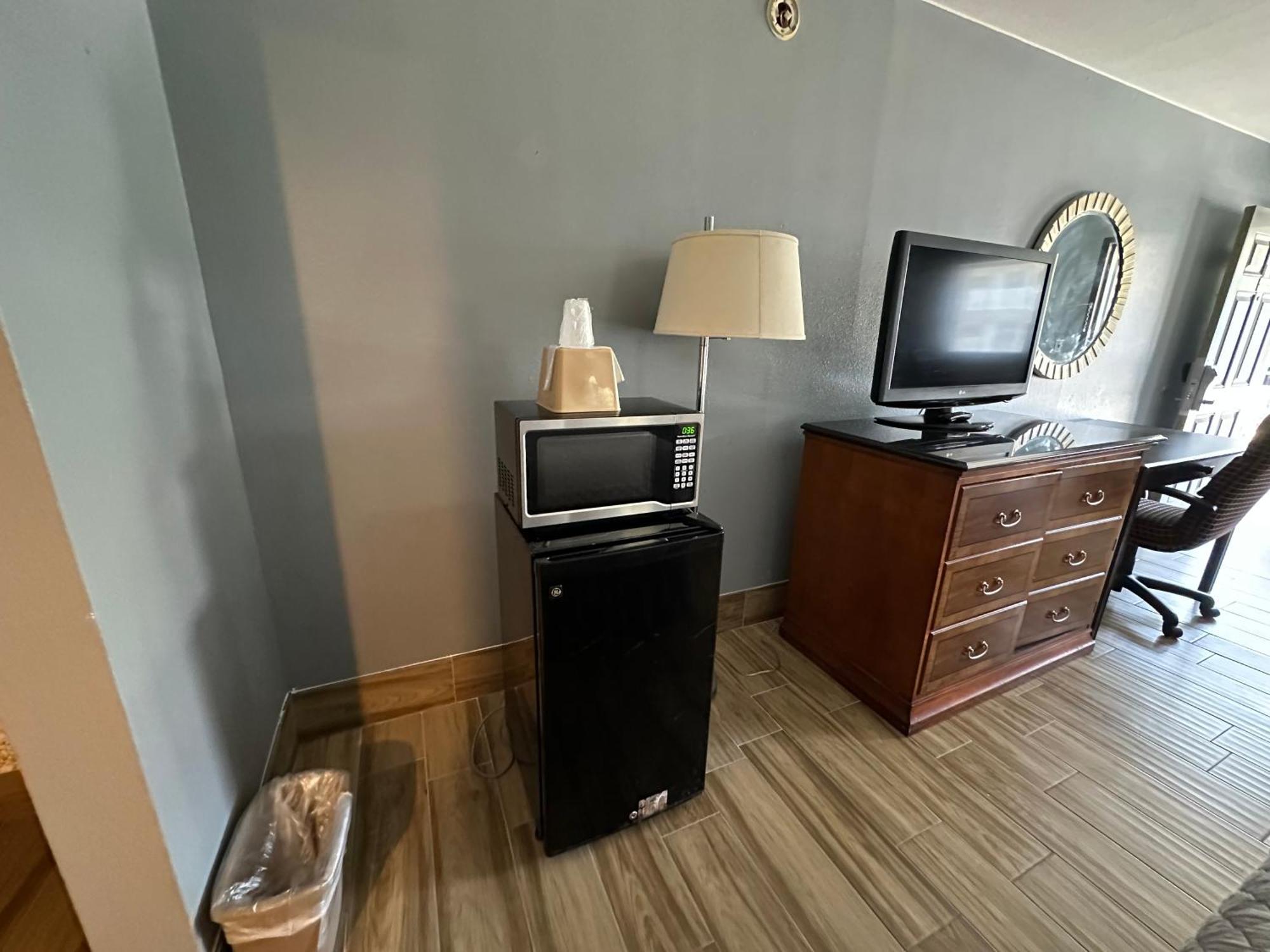 Hillview At Six Flags Fiesta Motel *