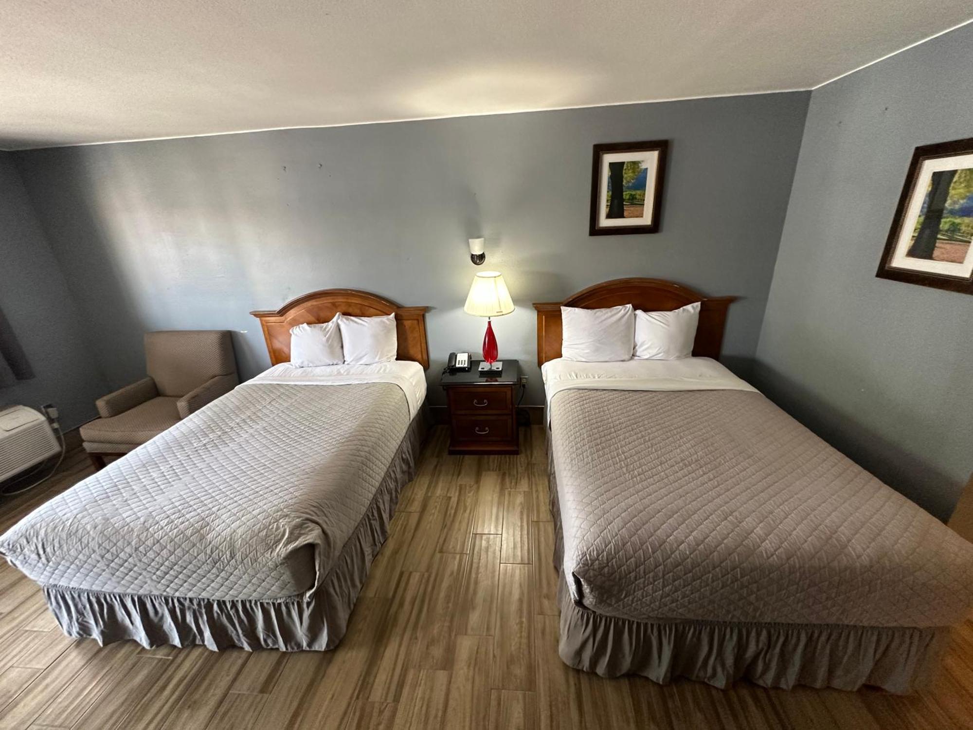 Hillview At Six Flags Fiesta Motel