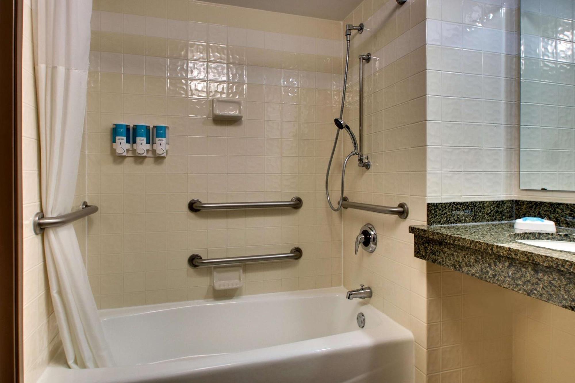 Hotel Drury & Northwest Medical Center 3*