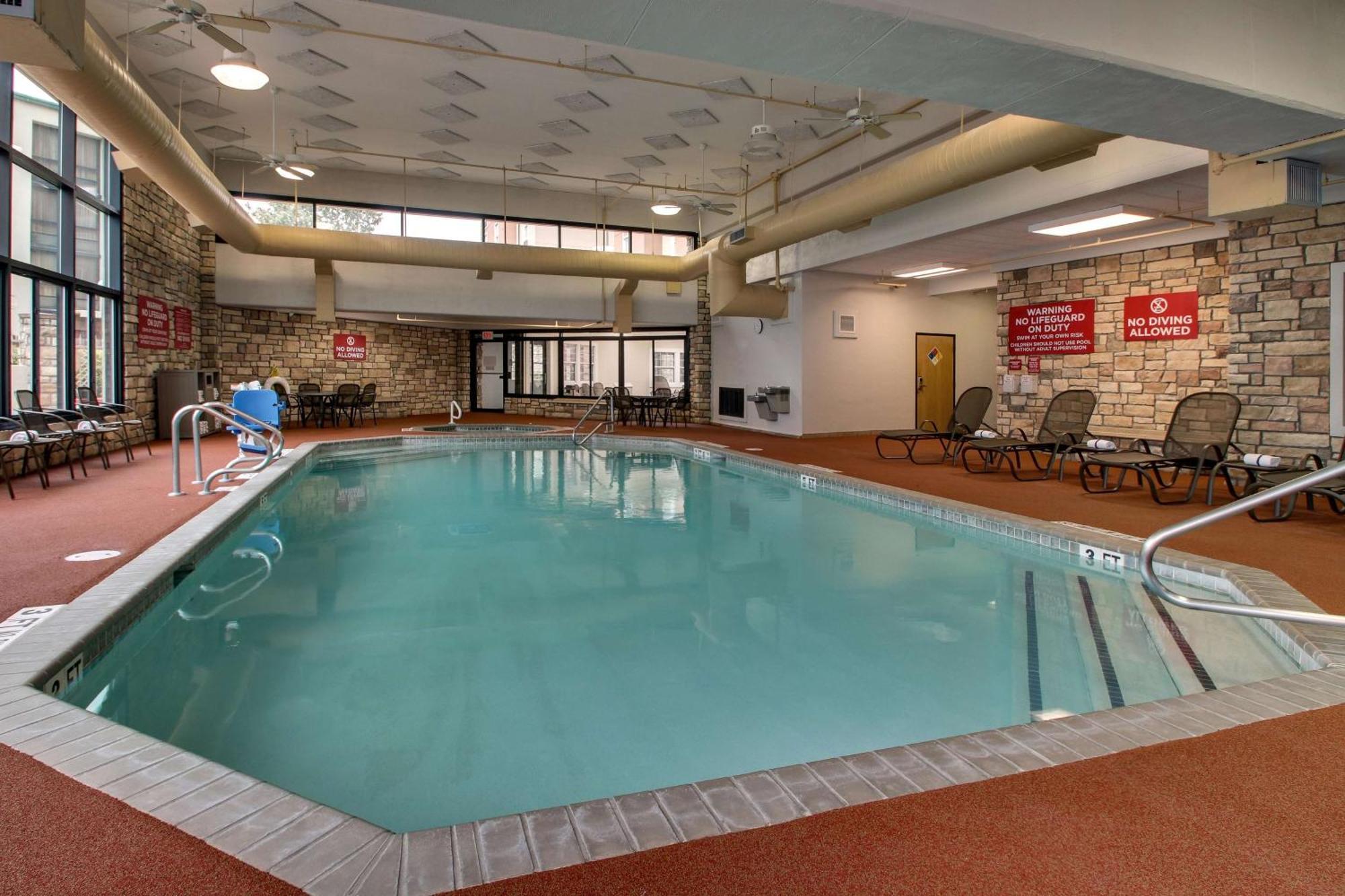 Hotel Drury & Northwest Medical Center 3*