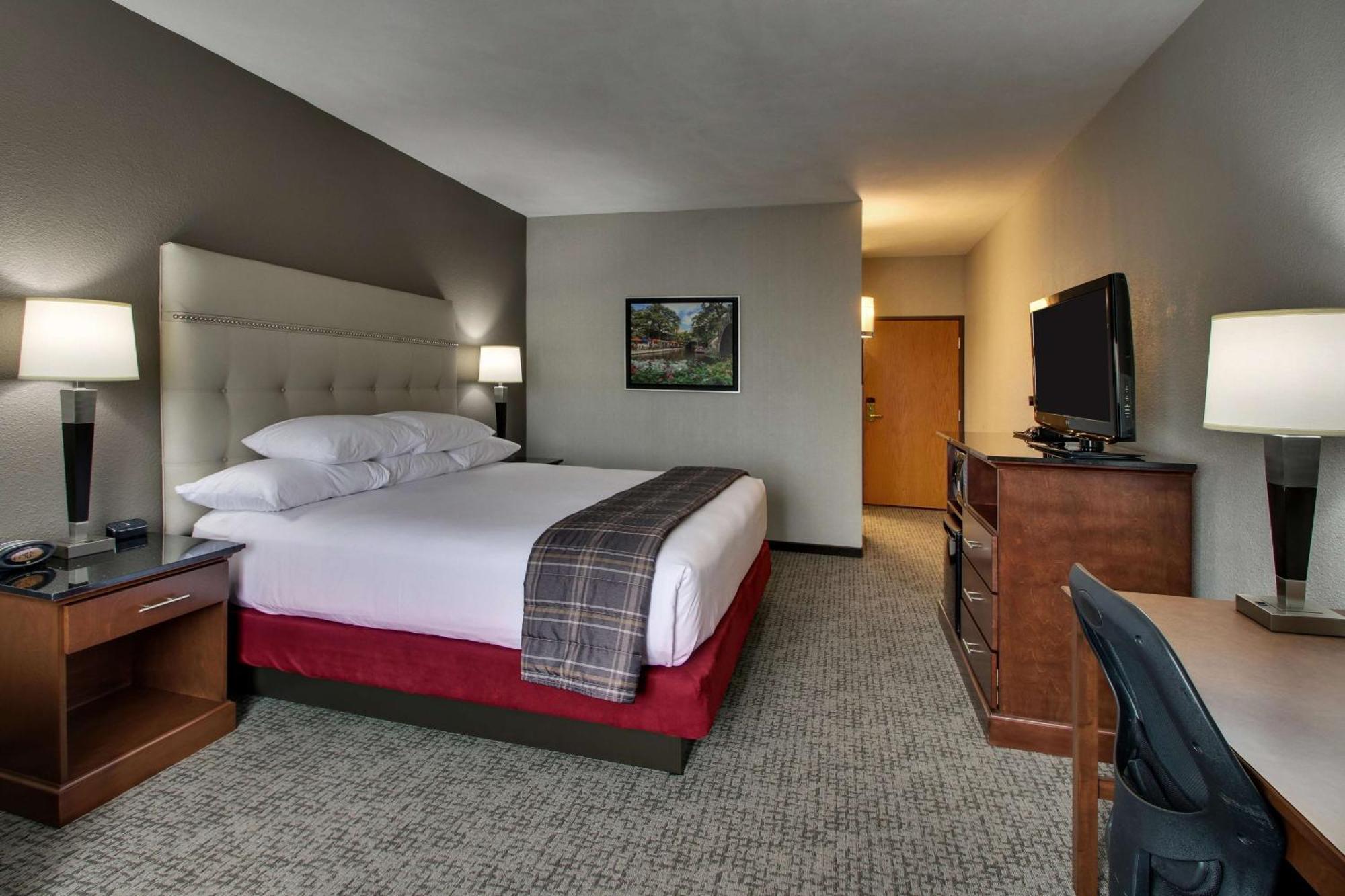 Hotel Drury & Northwest Medical Center 3*
