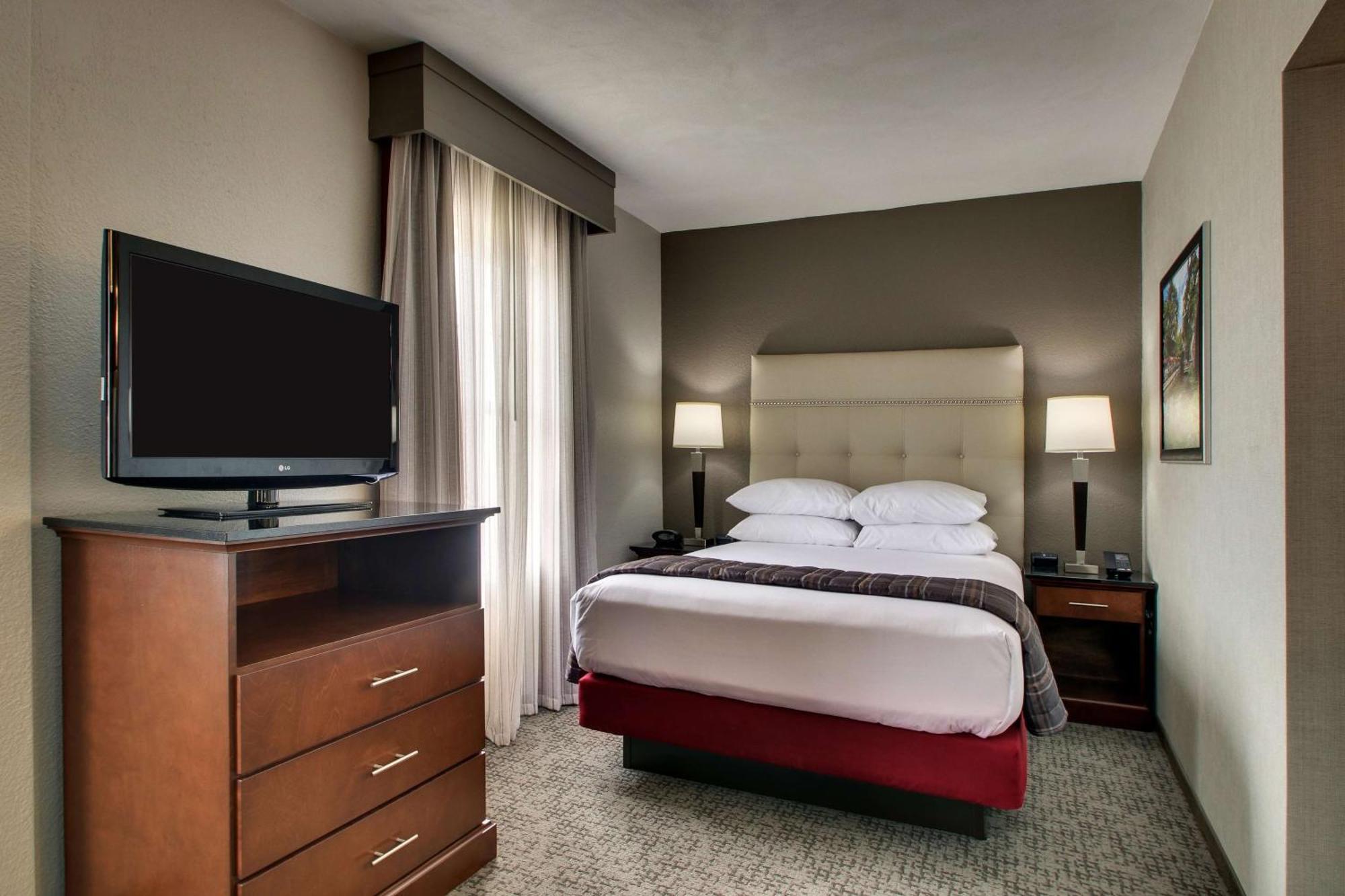 Hotel Drury & Northwest Medical Center