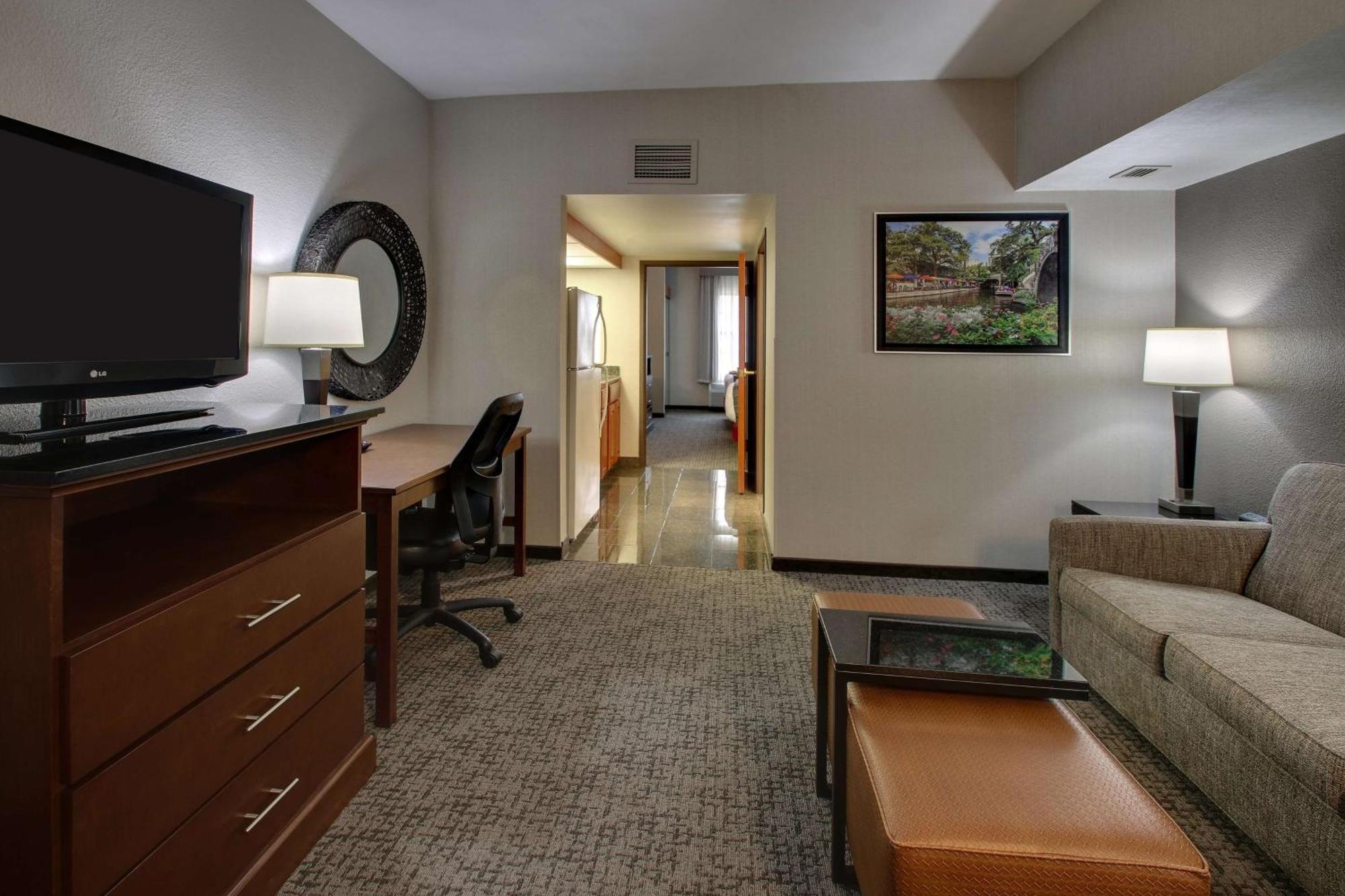 Hotel Drury & Northwest Medical Center