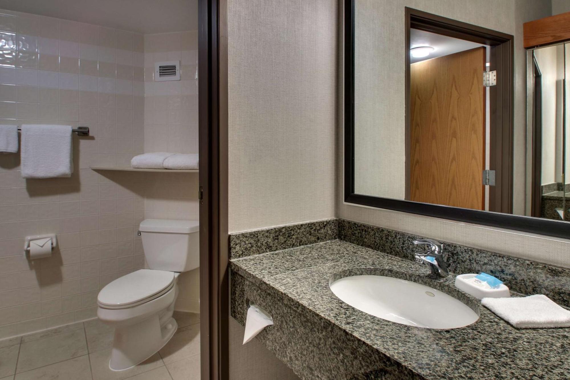 Hotel Drury & Northwest Medical Center 3*