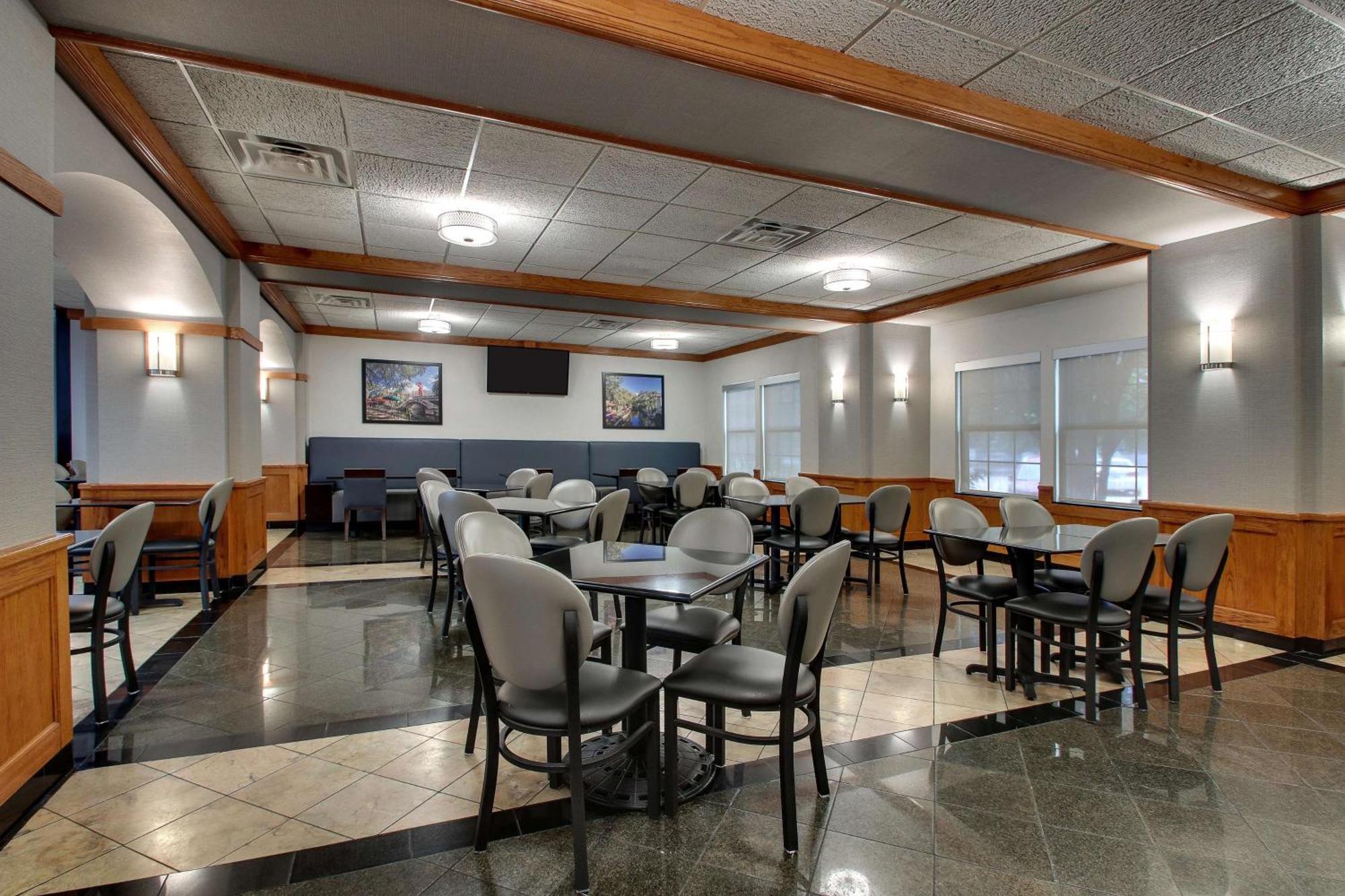Hotel Drury & Northwest Medical Center