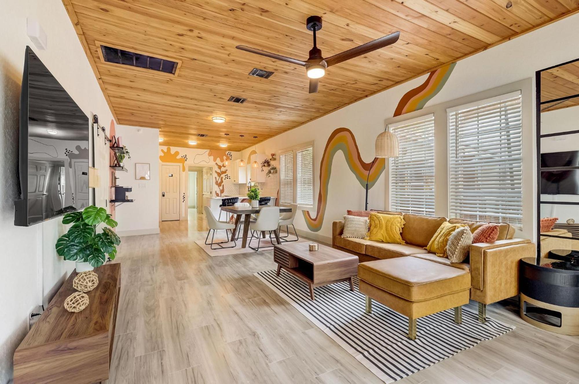 The Retro Retreat - Close To Downtown, Sam