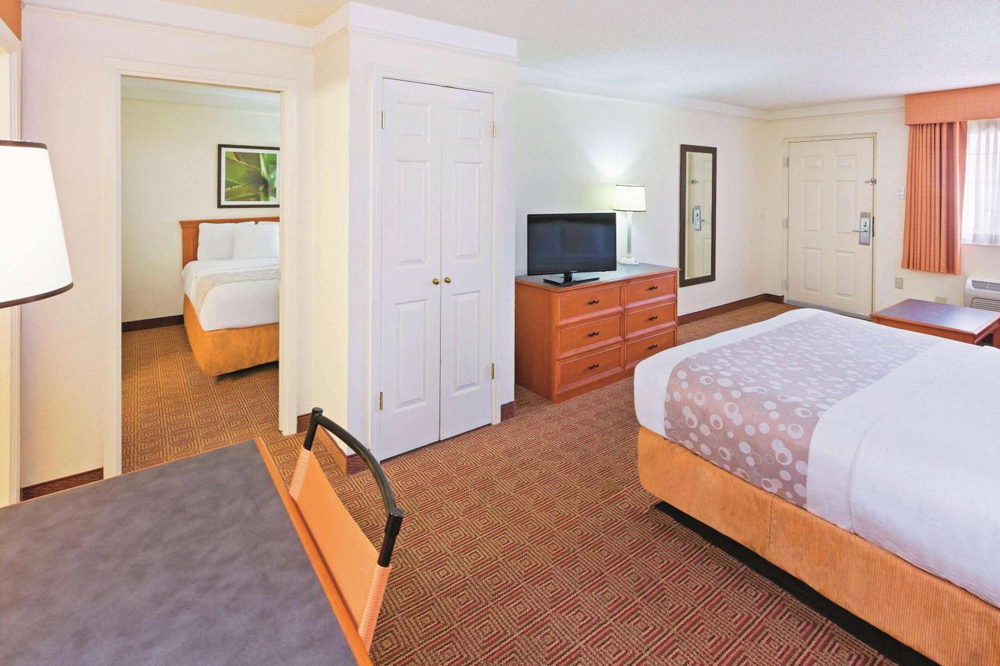 Super 8 By Wyndham Near Seaworld Ingram Park Hotel San Antonio