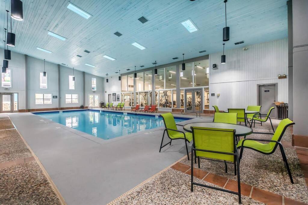 Blue Oasis 1br With Premium Amenities Apartment *