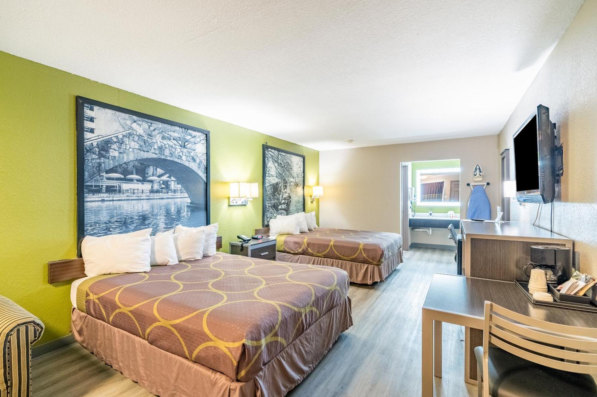 Super 8 By Wyndham San Antonio/riverwalk Area 2*