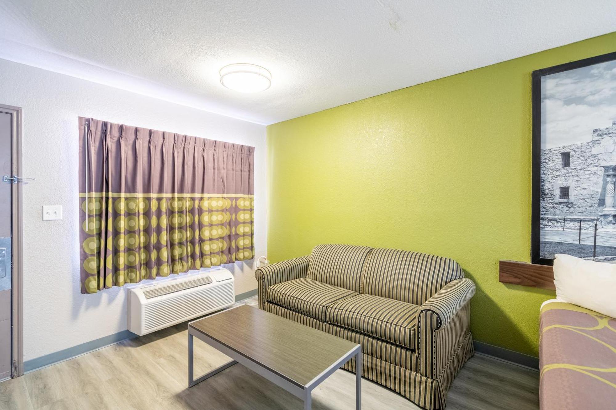 Super 8 By Wyndham San Antonio/riverwalk Area Hotel San Antonio