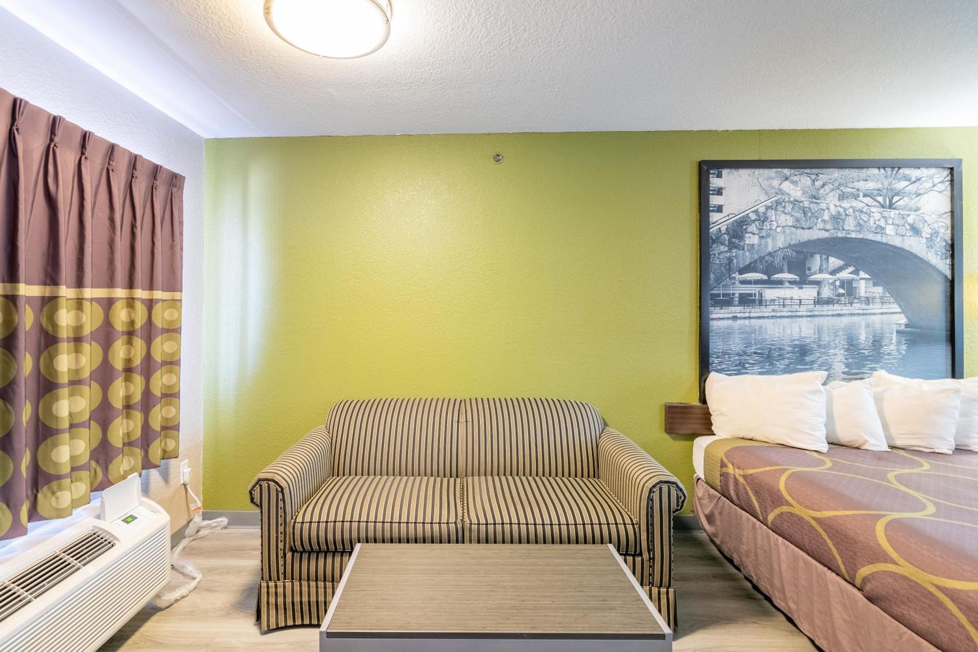 Super 8 By Wyndham San Antonio/riverwalk Area 2*