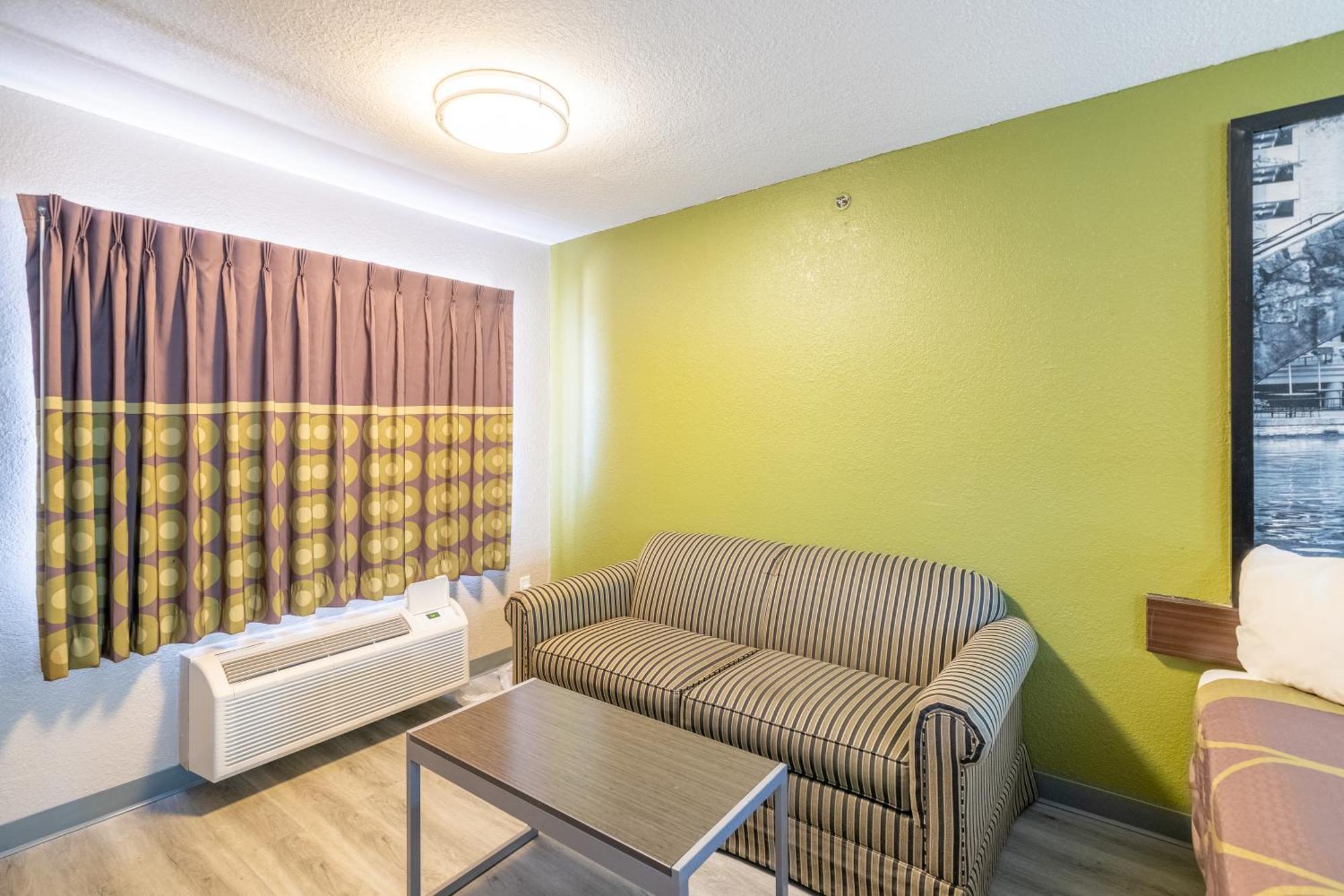 Super 8 By Wyndham San Antonio/riverwalk Area 2*